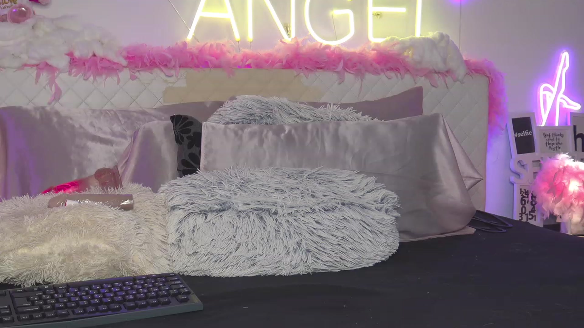 Gallery image thumbnail from Ahri_Angel's myfreecams stream on, 06/25/2023, 19:48 image 18 of 20