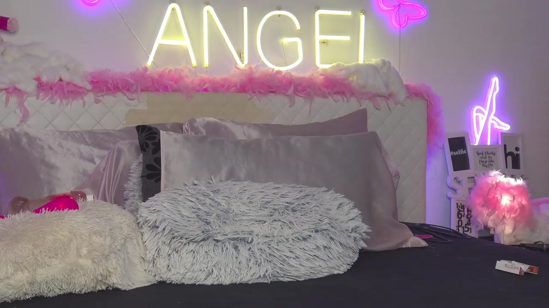 Gallery image thumbnail from Ahri_Angel's myfreecams stream on, 07/01/2023, 19:35 image 7 of 20