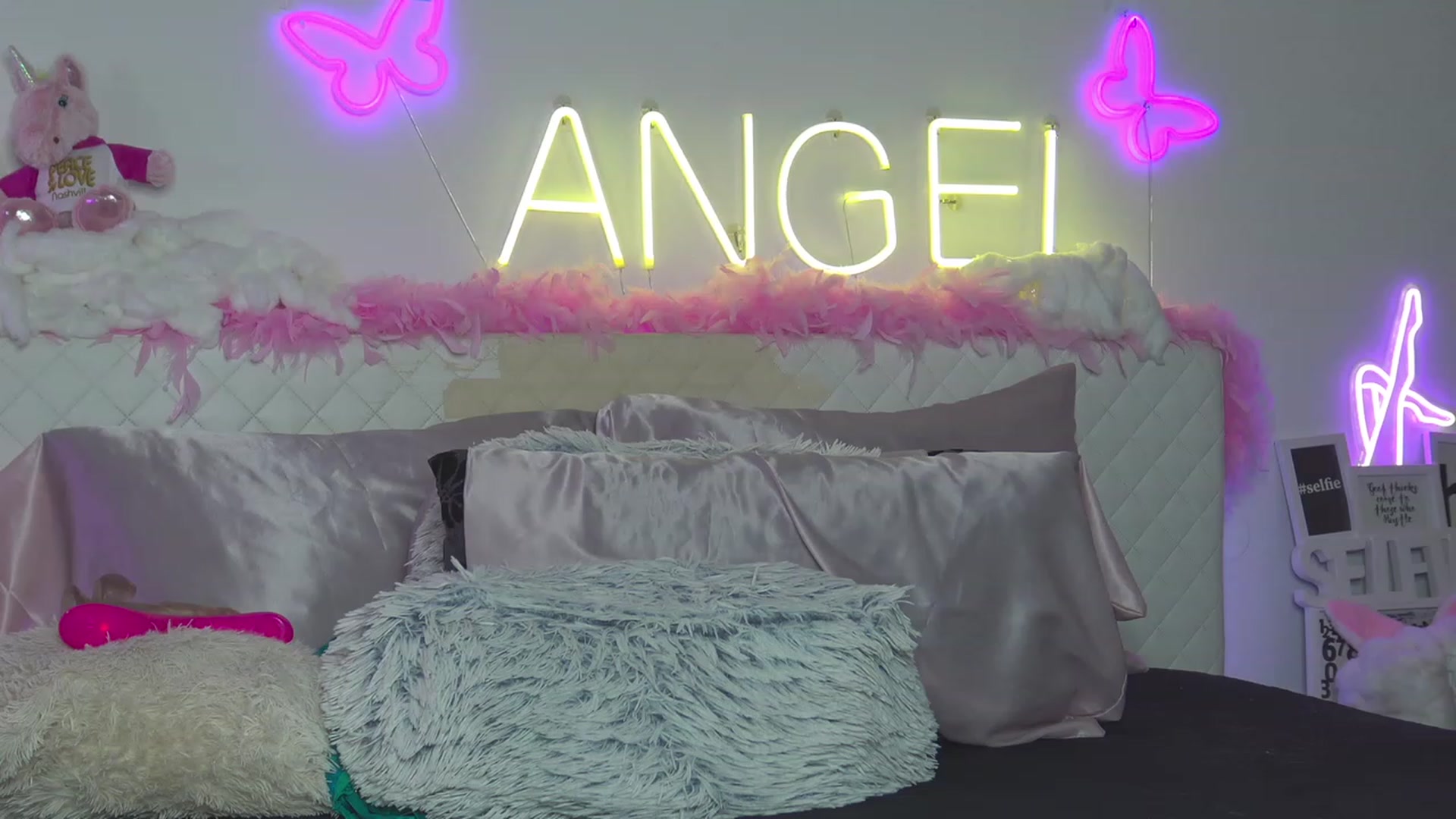 Gallery image thumbnail from Ahri_Angel's myfreecams stream on, 07/18/2023, 19:17 image 1 of 20