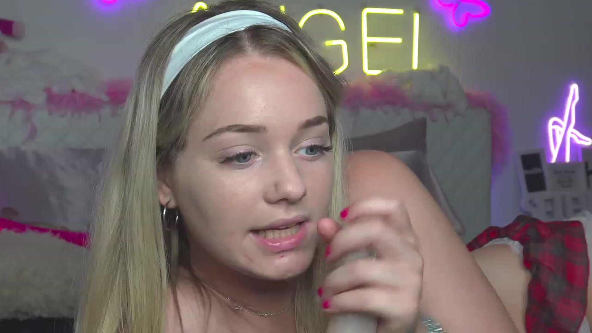 Gallery image thumbnail from Ahri_Angel's myfreecams stream on, 07/19/2023, 19:41 image 17 of 20