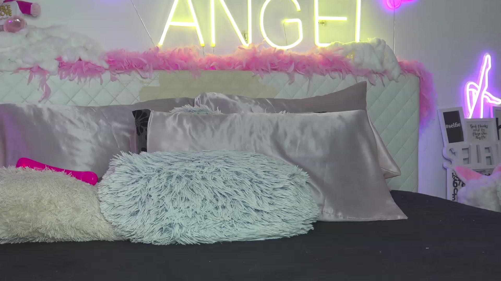 Gallery image thumbnail from Ahri_Angel's myfreecams stream on, 07/19/2023, 19:41 image 13 of 20