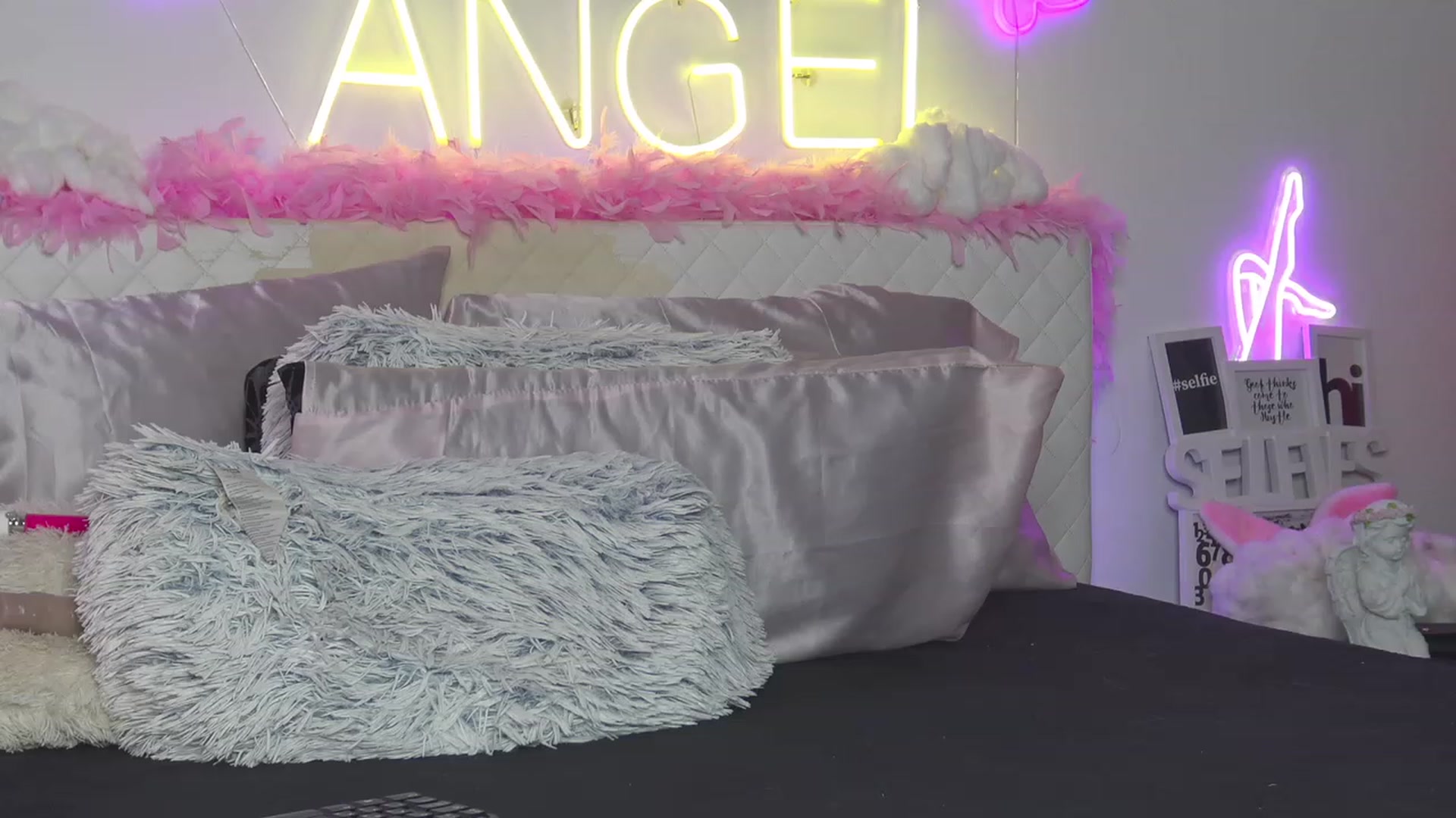 Gallery image thumbnail from Ahri_Angel's myfreecams stream on, 07/23/2023, 19:37 image 20 of 20
