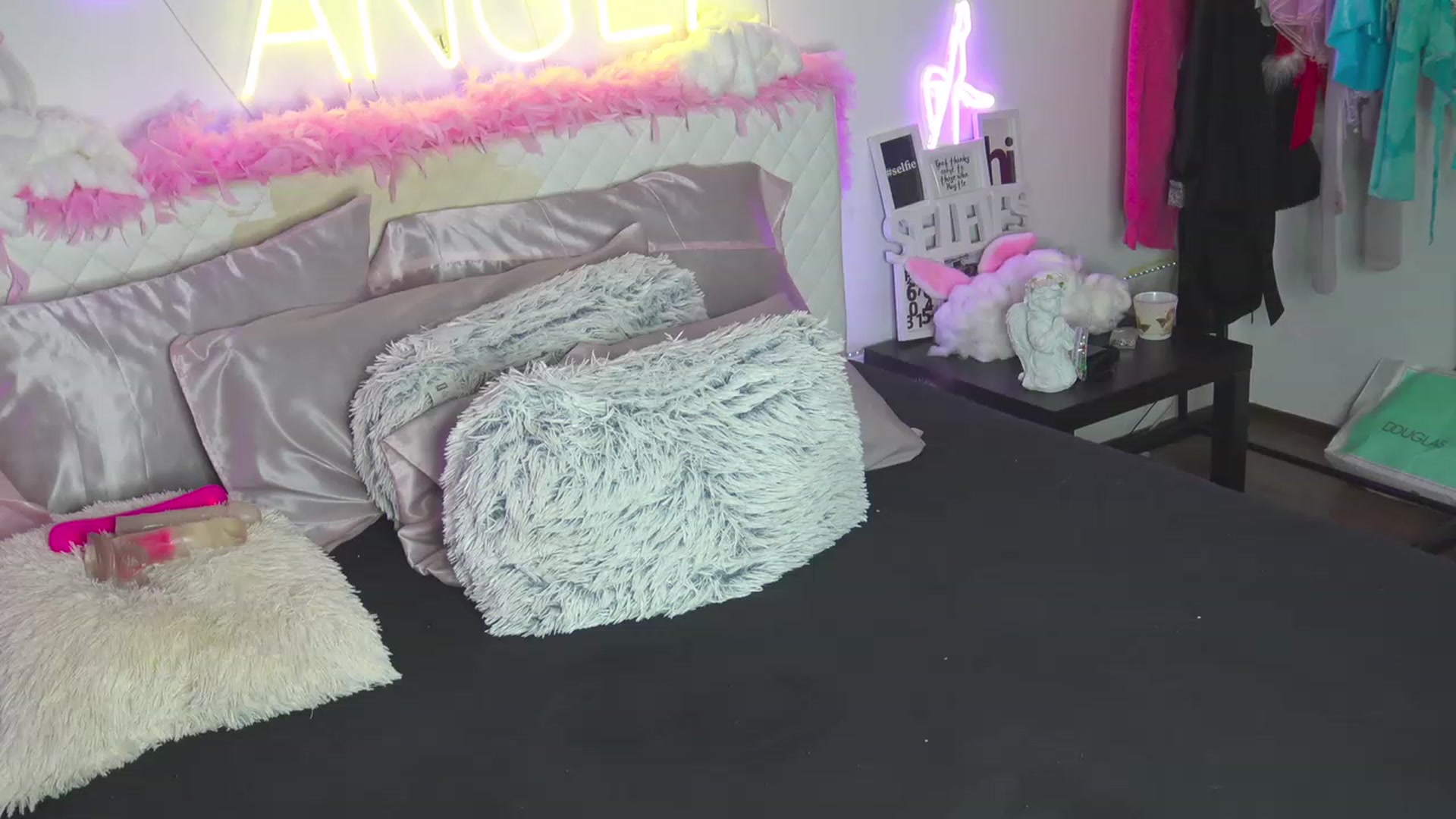 Gallery image thumbnail from Ahri_Angel's myfreecams stream on, 08/03/2023, 18:37 image 5 of 20