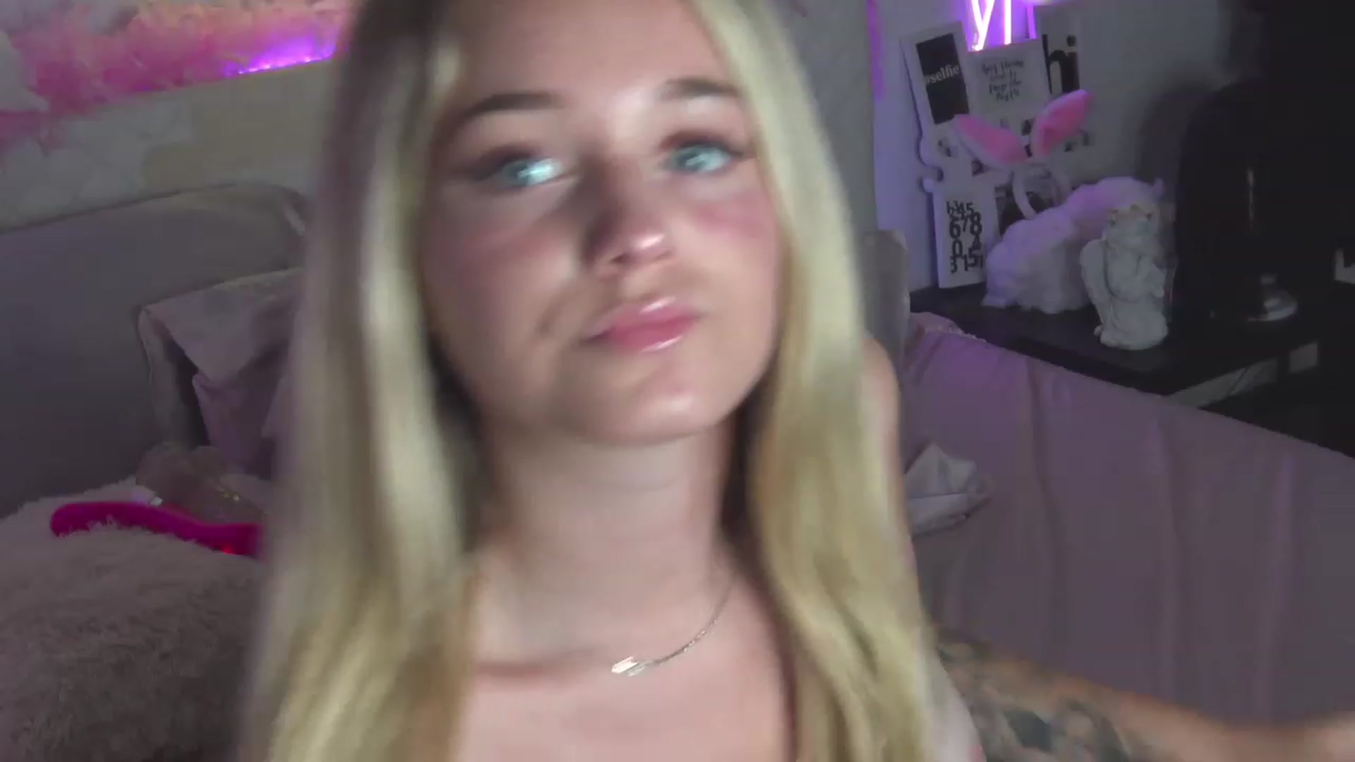 Gallery image thumbnail from Ahri_Angel's myfreecams stream on, 08/05/2023, 19:20 image 6 of 20