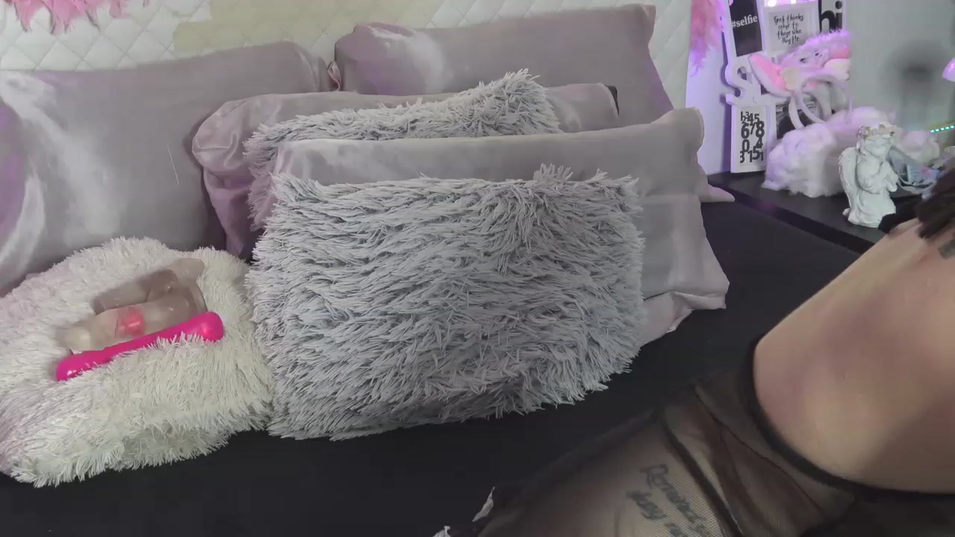 Gallery image thumbnail from Ahri_Angel's myfreecams stream on, 08/18/2023, 18:47 image 4 of 20