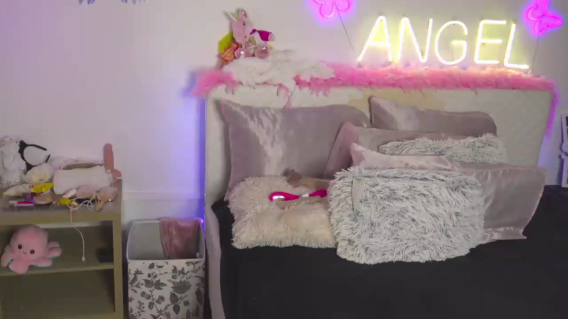 Gallery image thumbnail from Ahri_Angel's myfreecams stream on, 09/13/2023, 19:11 image 7 of 20