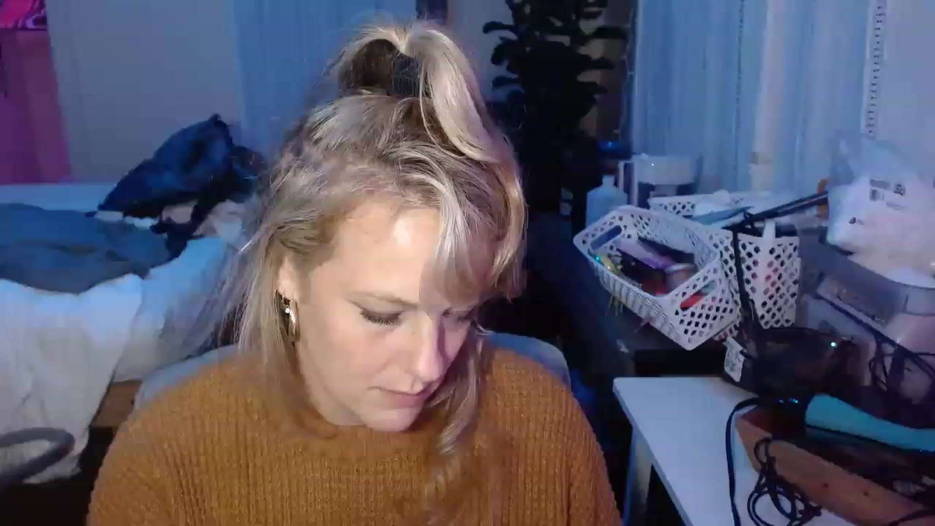 Gallery image thumbnail from Ailia_'s myfreecams stream on, 12/12/2022, 11:49 image 15 of 20
