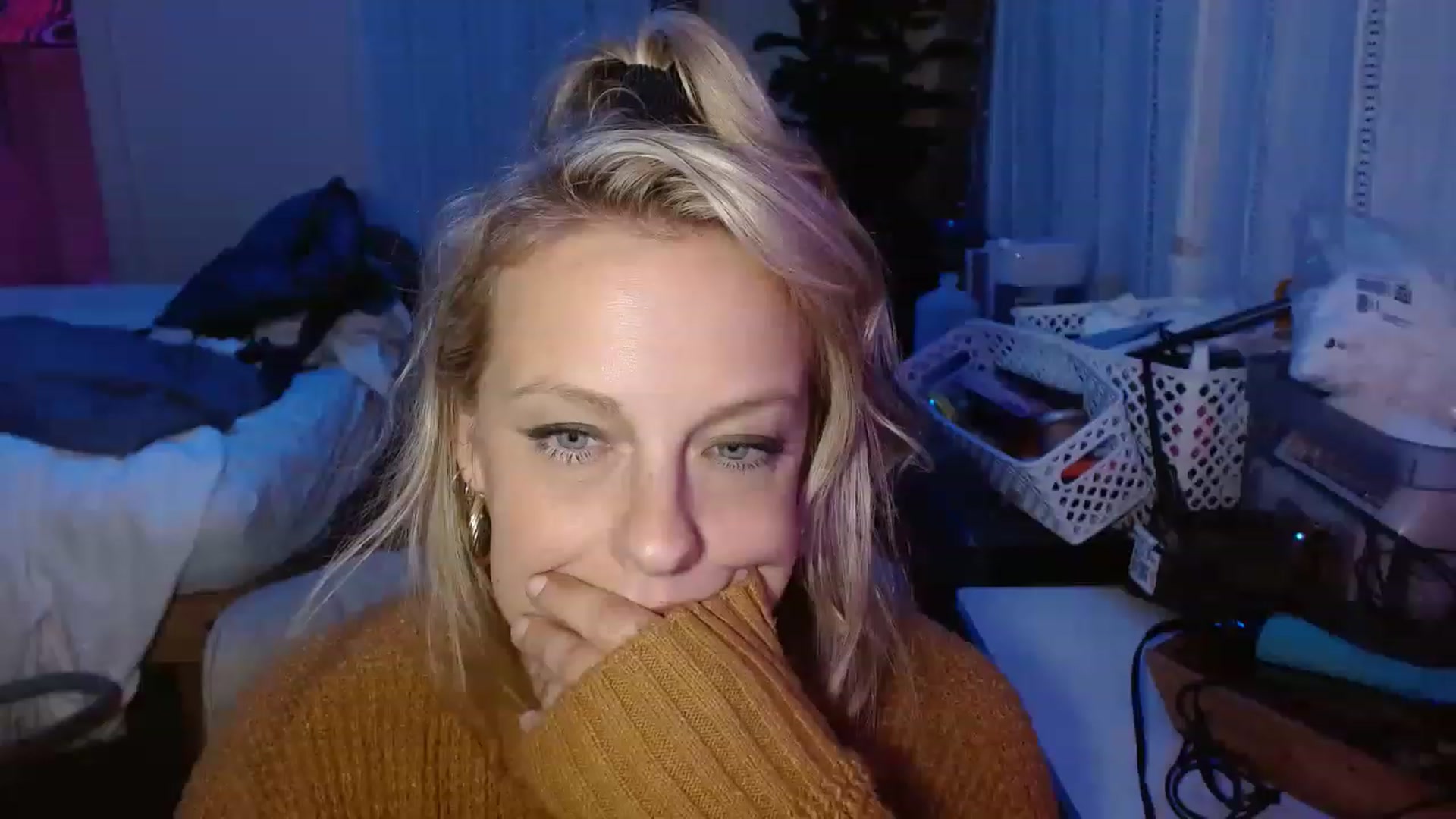 Gallery image thumbnail from Ailia_'s myfreecams stream on, 12/12/2022, 11:49 image 17 of 20
