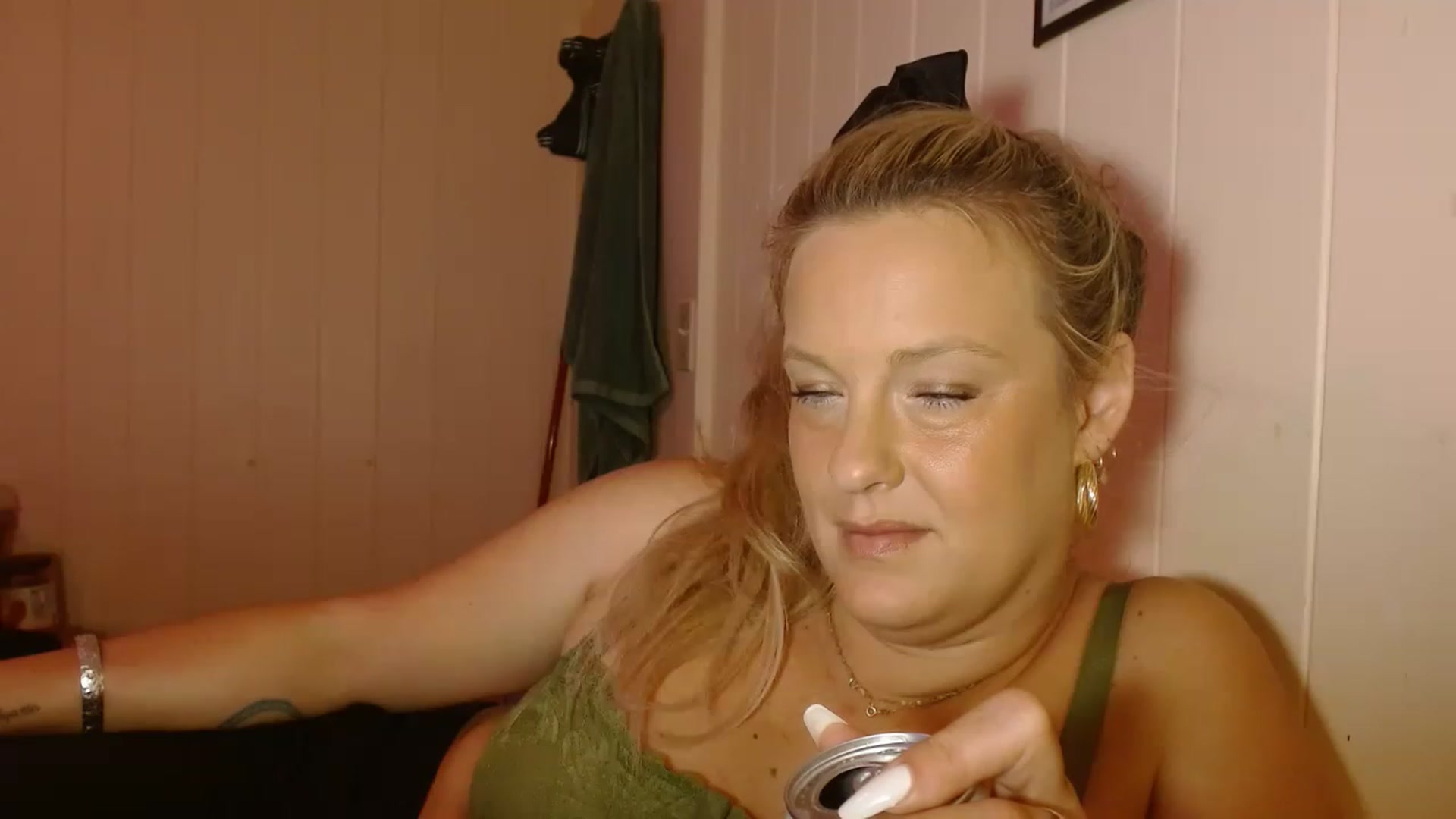 Gallery image thumbnail from Ailia_'s myfreecams stream on, 12/29/2022, 04:33 image 16 of 20