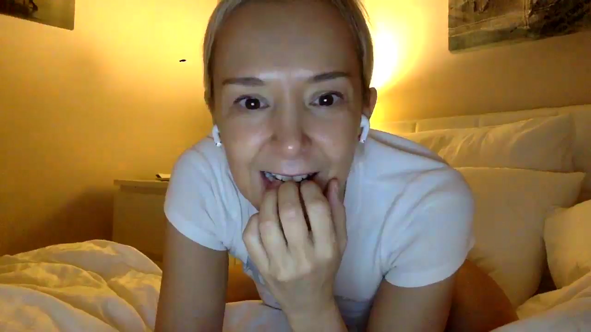 Gallery image thumbnail from Aimee101010's myfreecams stream on, 01/18/2026, 16:34 image 15 of 20