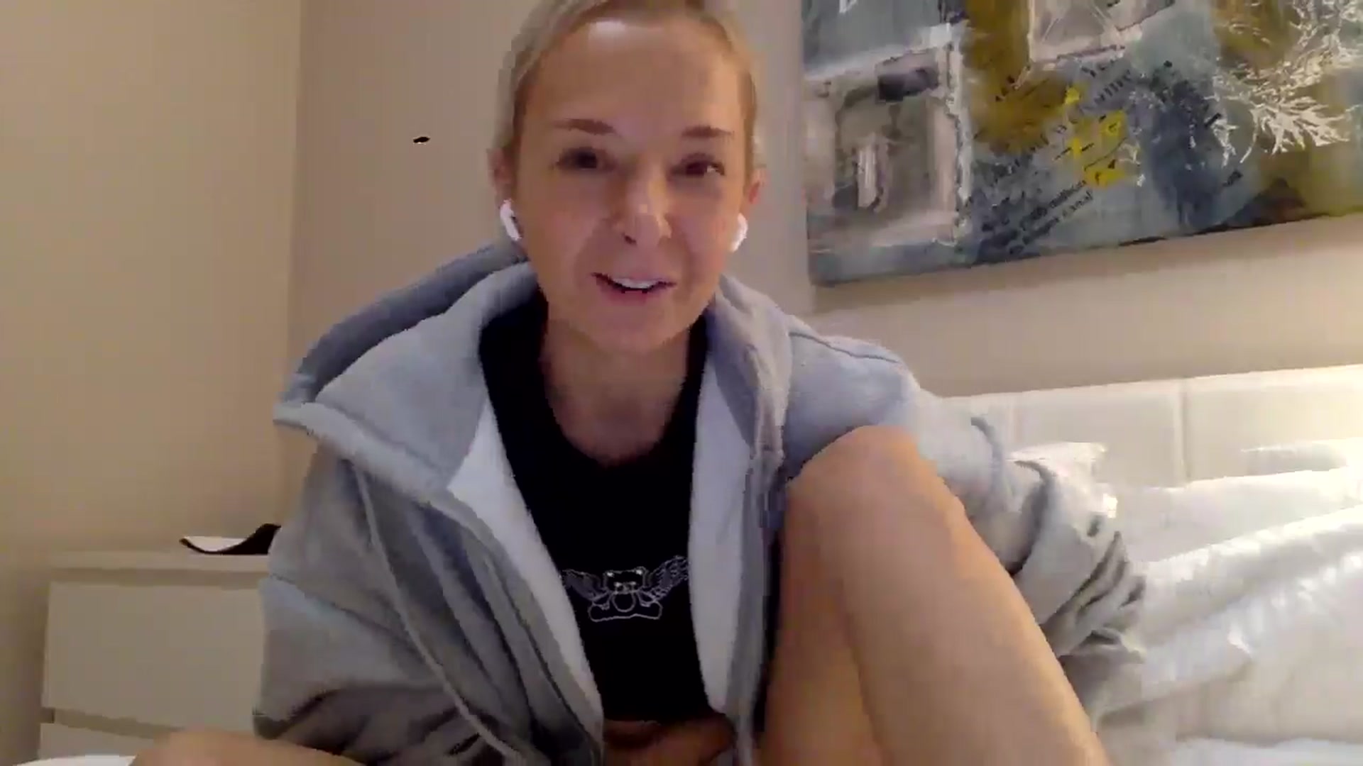 Gallery image thumbnail from Aimee101010's myfreecams stream on, 01/25/2026, 19:17 image 7 of 20