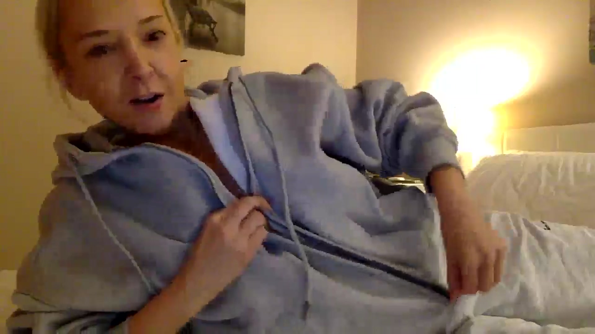 Gallery image thumbnail from Aimee555's myfreecams stream on, 01/06/2026, 17:47 image 4 of 20