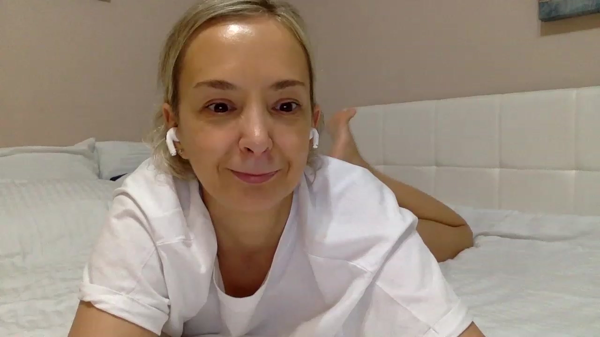 Gallery image thumbnail from Aimee_Angel's myfreecams stream on, 12/16/2022, 20:47 image 3 of 20