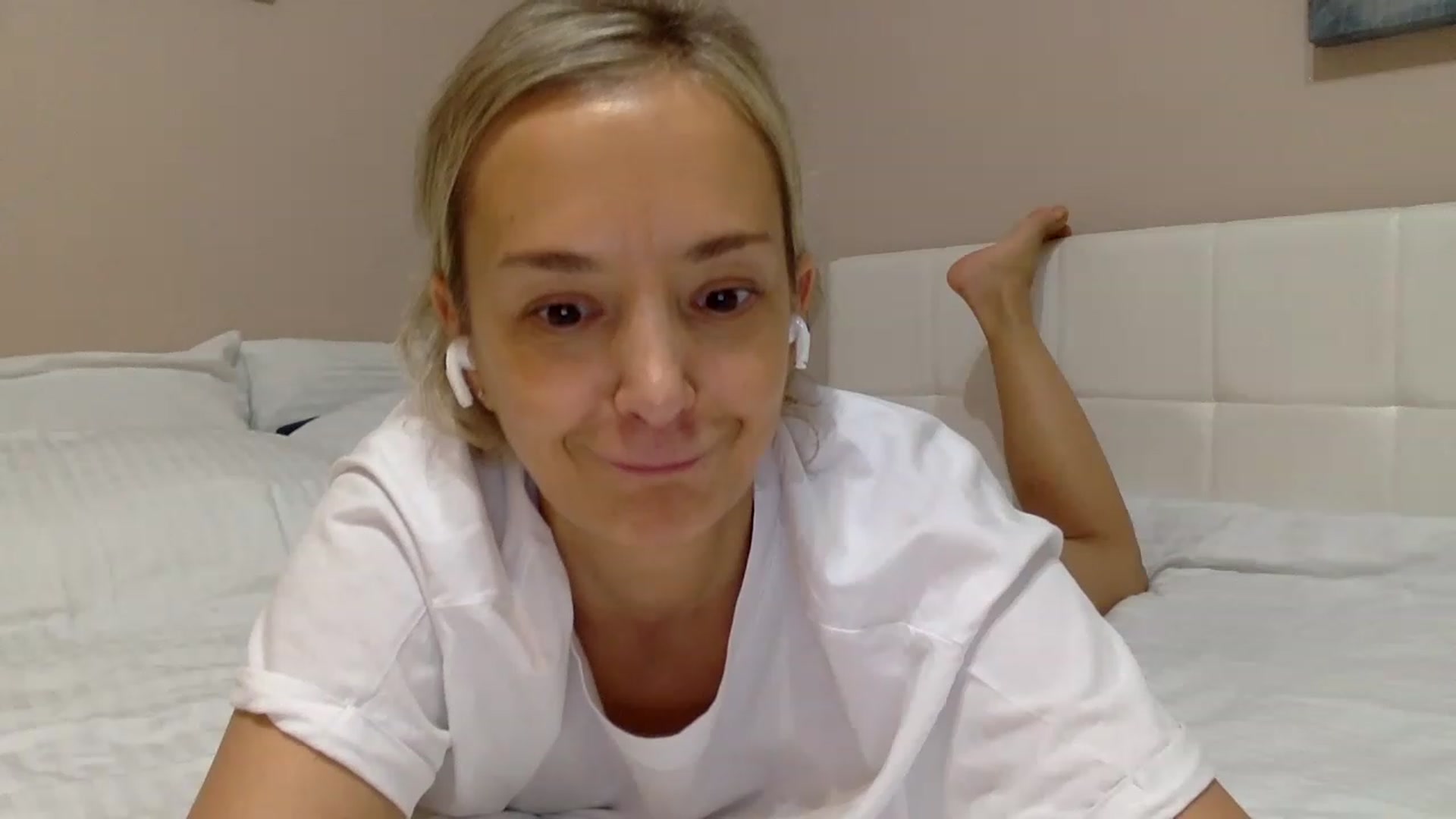 Gallery image thumbnail from Aimee_Angel's myfreecams stream on, 12/16/2022, 20:47 image 6 of 20