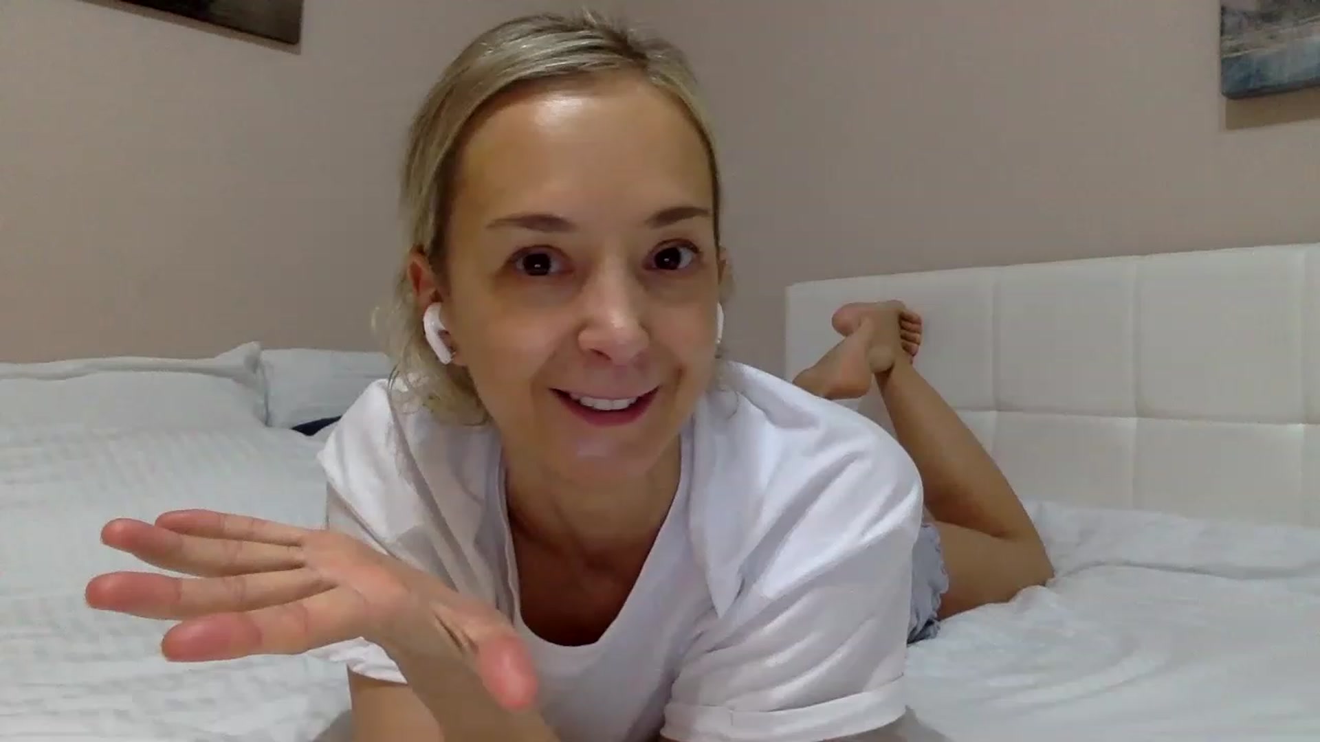 Gallery image thumbnail from Aimee_Angel's myfreecams stream on, 12/16/2022, 20:47 image 16 of 20