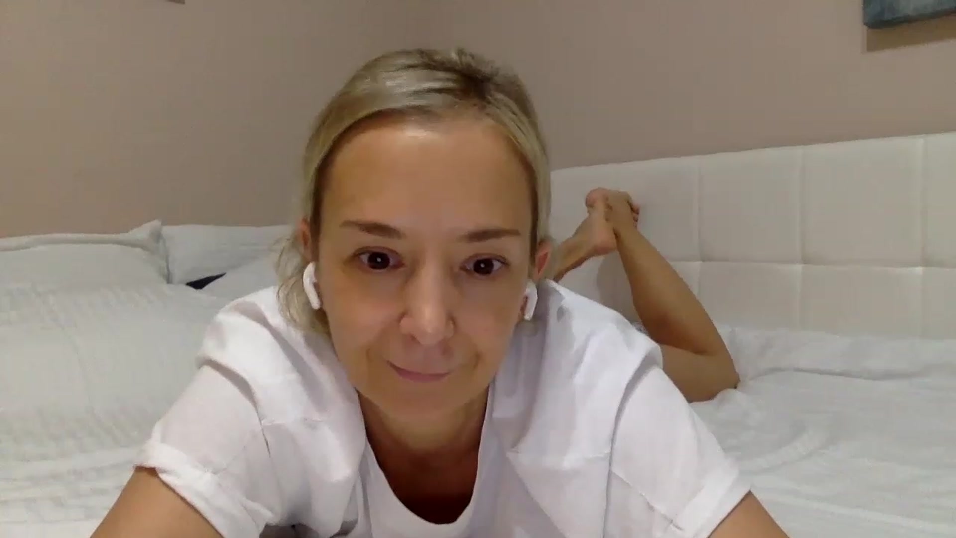 Gallery image thumbnail from Aimee_Angel's myfreecams stream on, 12/16/2022, 20:47 image 18 of 20