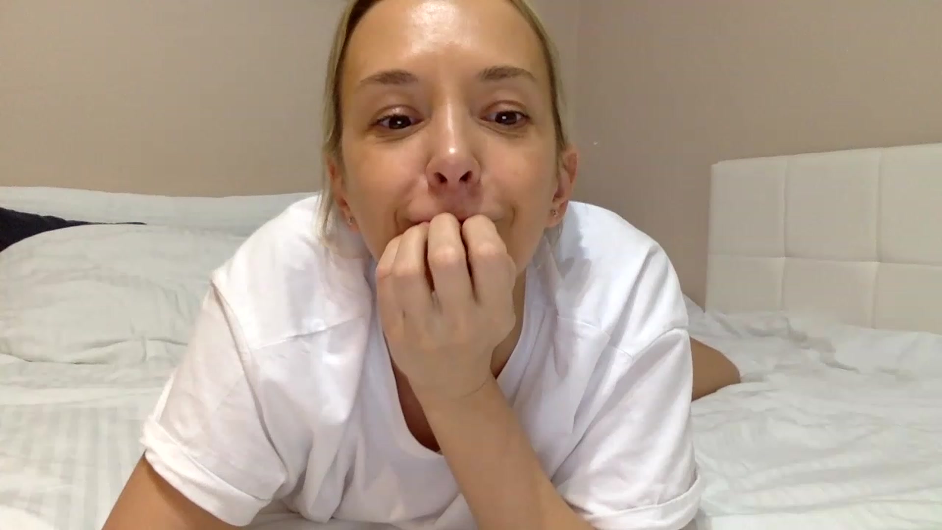 Gallery image thumbnail from Aimee_Angel's myfreecams stream on, 12/18/2022, 19:21 image 15 of 20