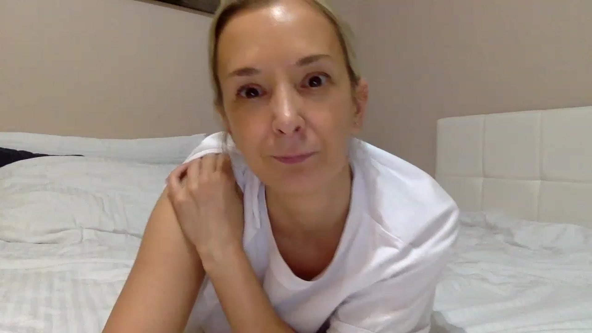 Gallery image thumbnail from Aimee_Angel's myfreecams stream on, 12/18/2022, 19:21 image 20 of 20