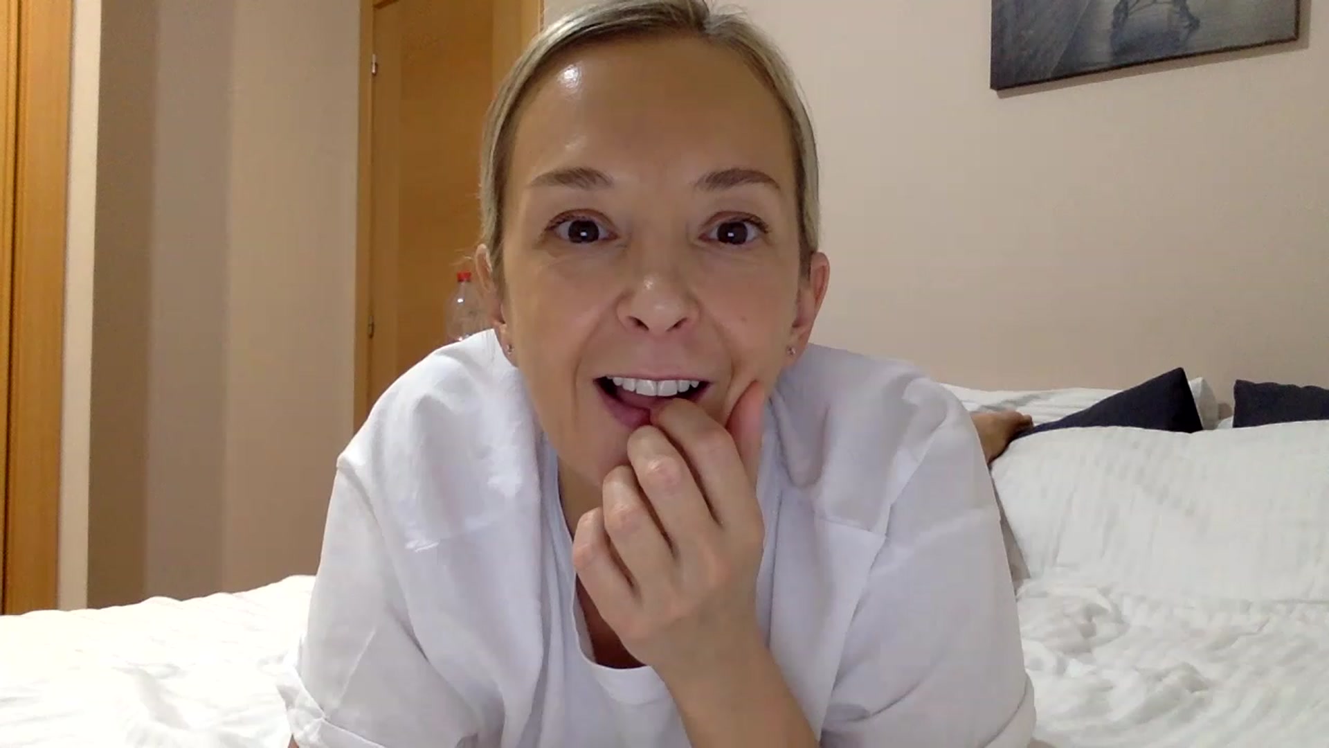 Gallery image thumbnail from Aimee_Angel's myfreecams stream on, 12/26/2022, 19:35 image 19 of 20