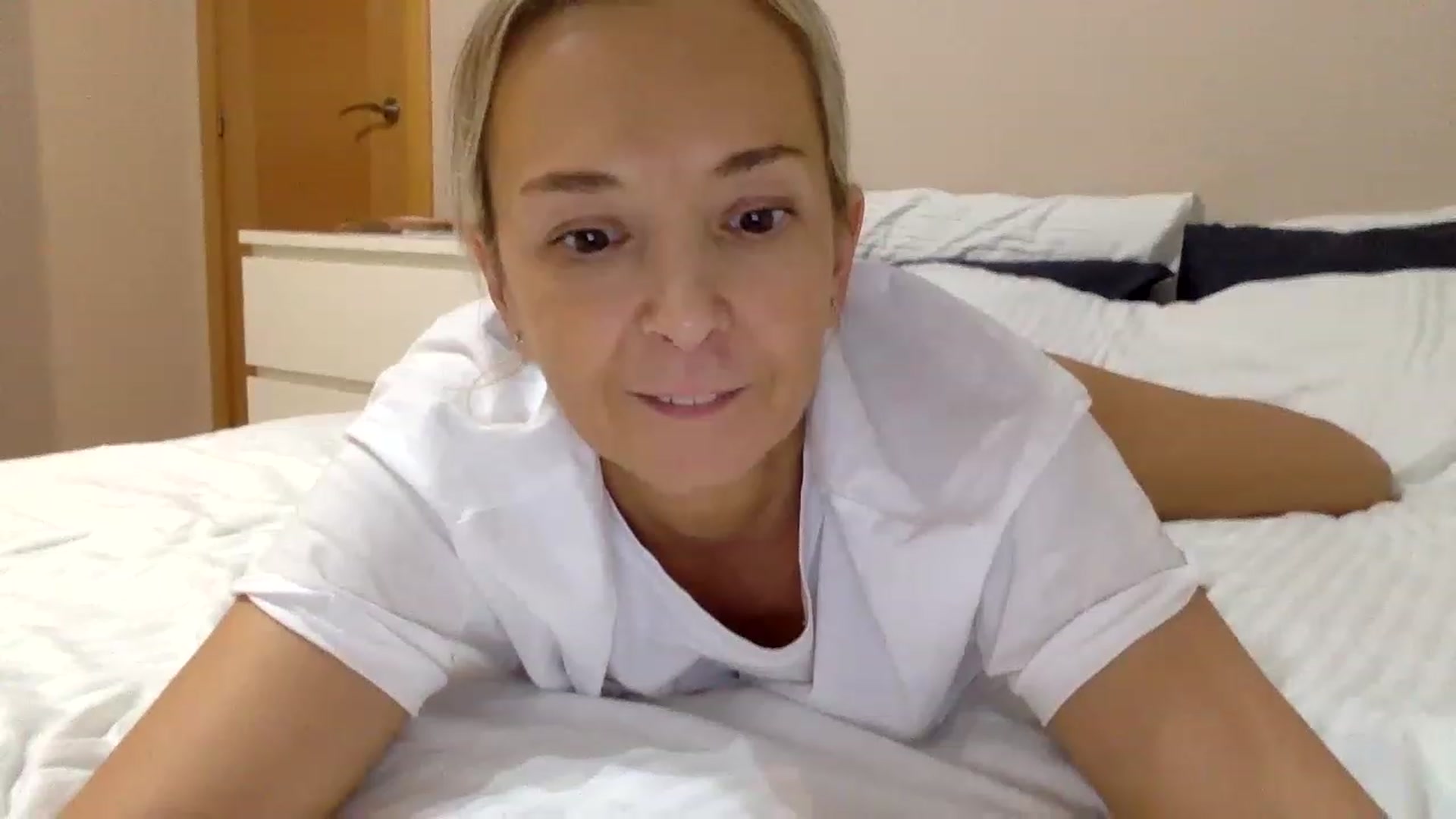 Gallery image thumbnail from Aimee_Angel's myfreecams stream on, 12/27/2022, 19:23 image 18 of 20