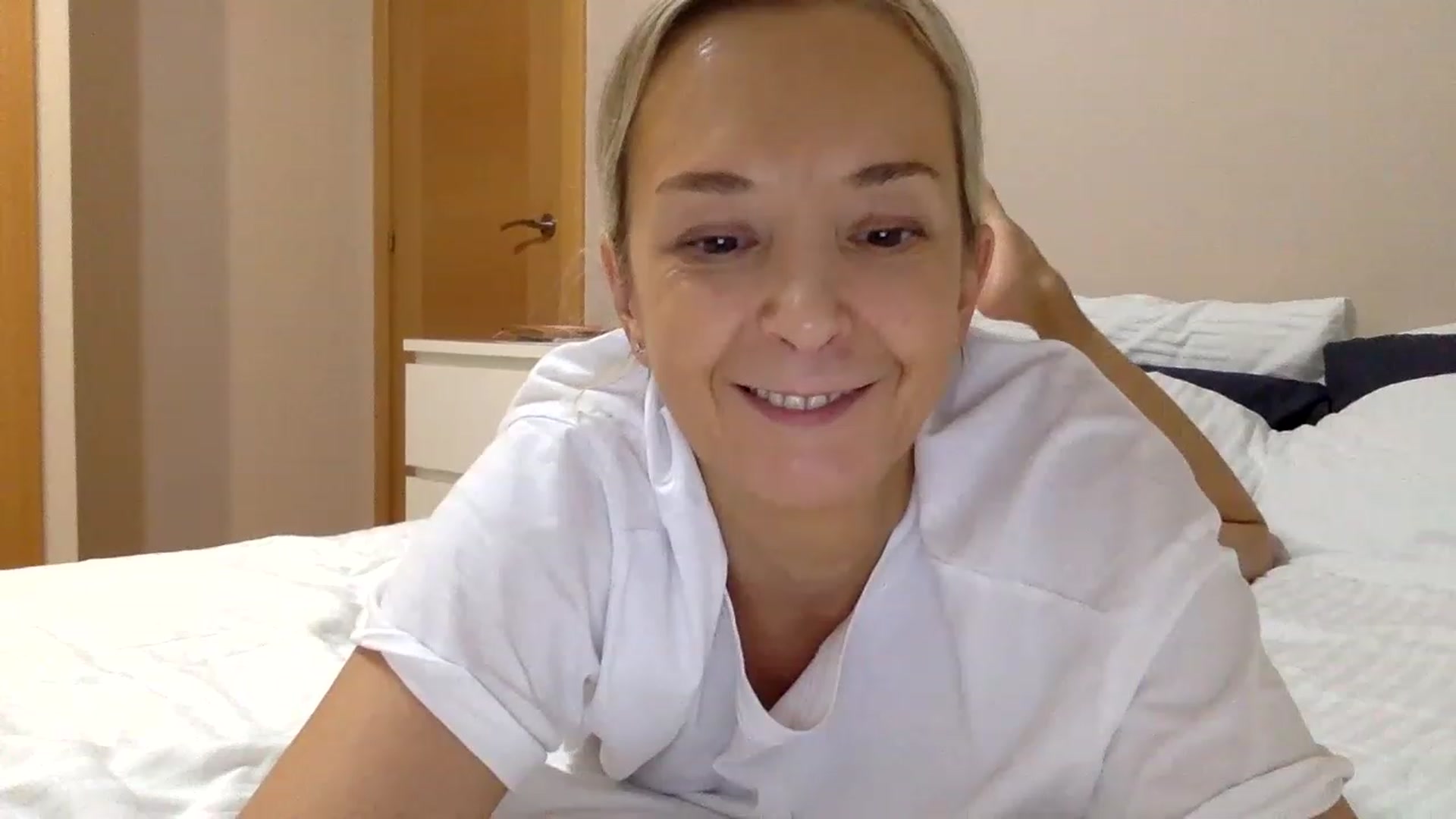 Gallery image thumbnail from Aimee_Angel's myfreecams stream on, 12/27/2022, 19:23 image 6 of 20