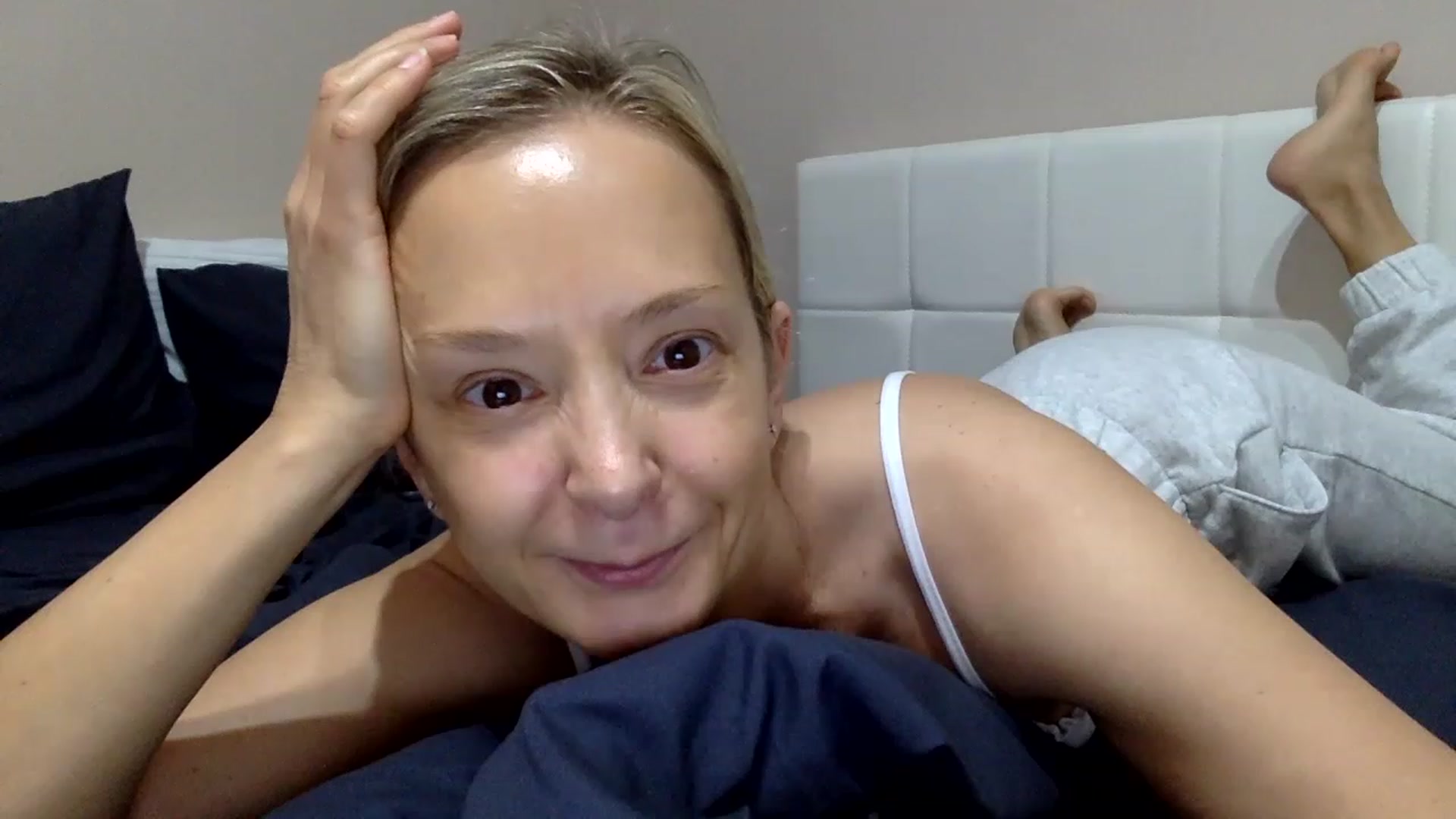 Gallery image thumbnail from Aimee_Angel's myfreecams stream on, 12/29/2022, 18:49 image 19 of 20