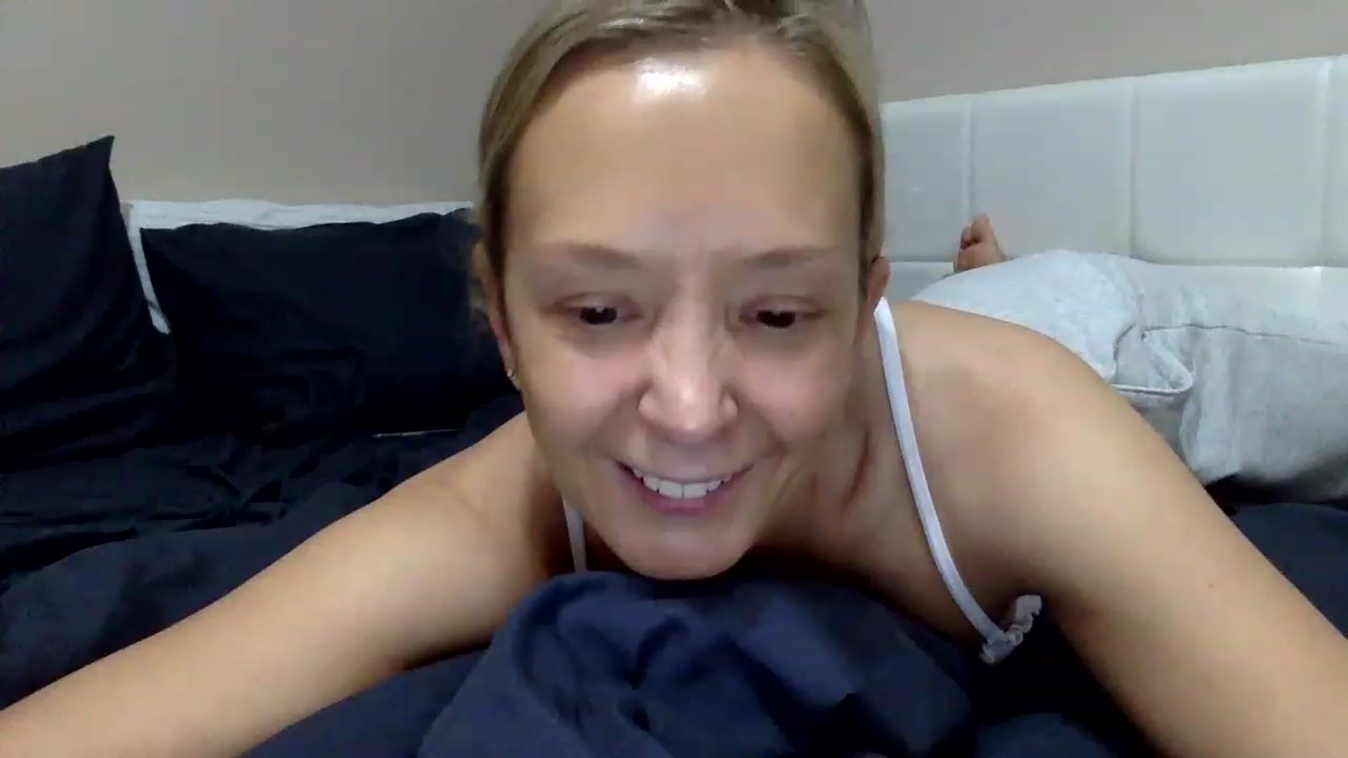 Gallery image thumbnail from Aimee_Angel's myfreecams stream on, 12/29/2022, 18:49 image 17 of 20