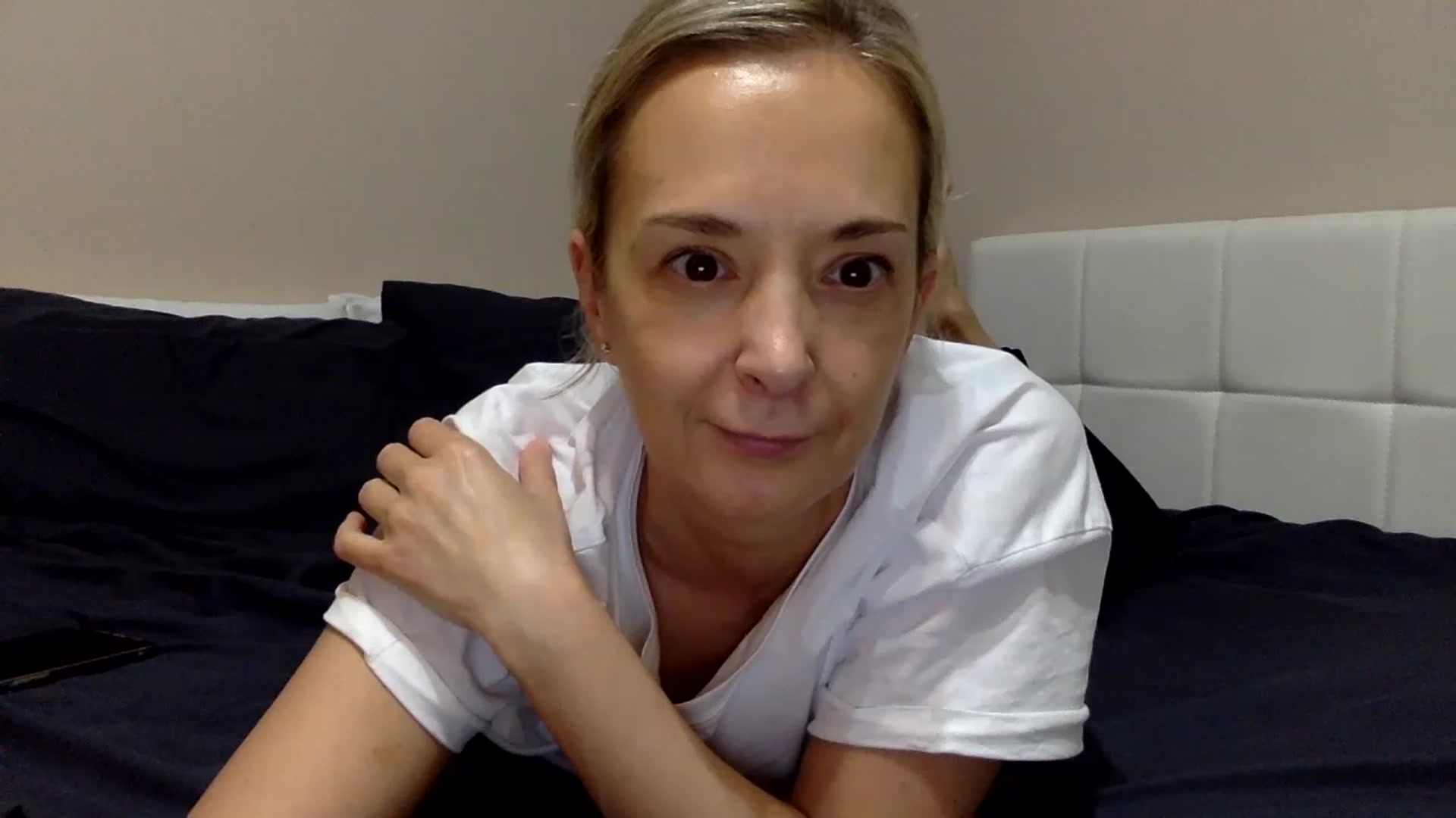 Gallery image thumbnail from Aimee_Angel's myfreecams stream on, 01/04/2023, 20:07 image 14 of 20