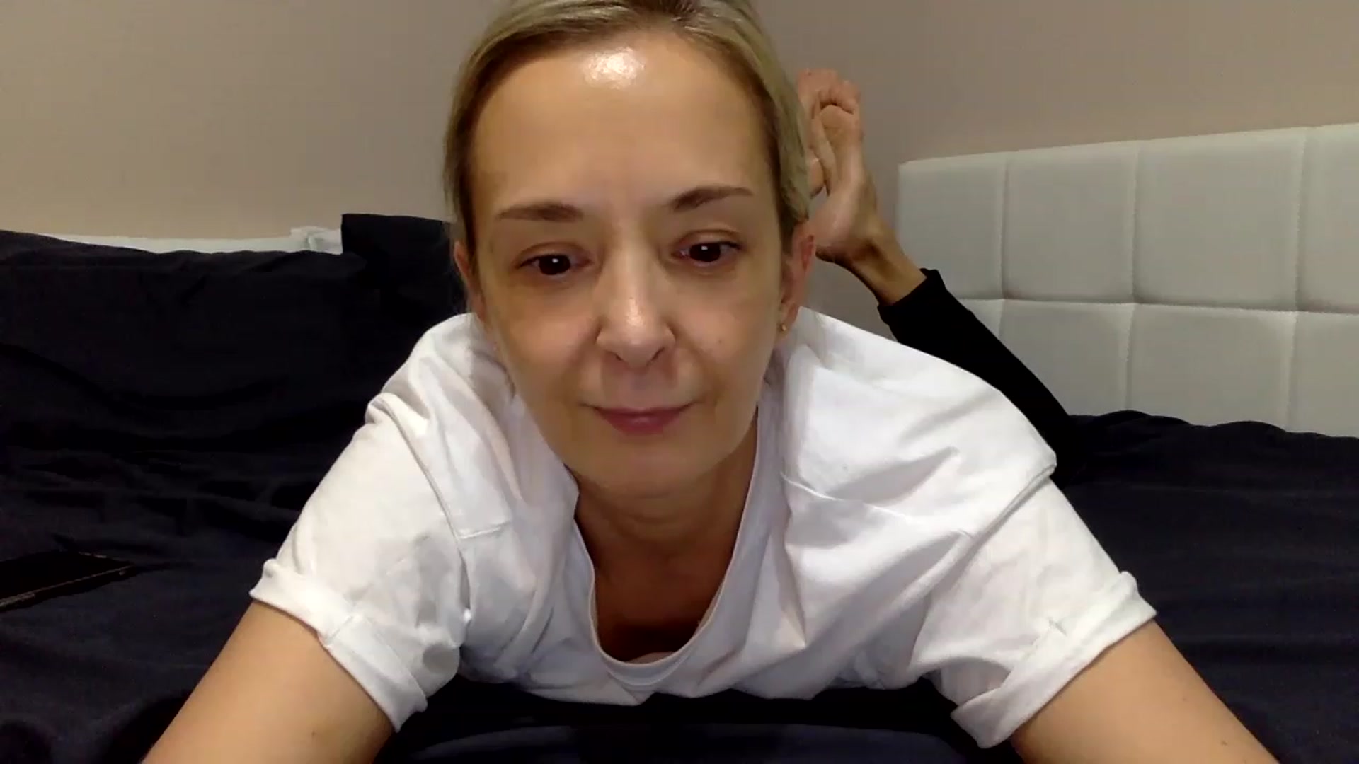 Gallery image thumbnail from Aimee_Angel's myfreecams stream on, 01/04/2023, 20:07 image 13 of 20