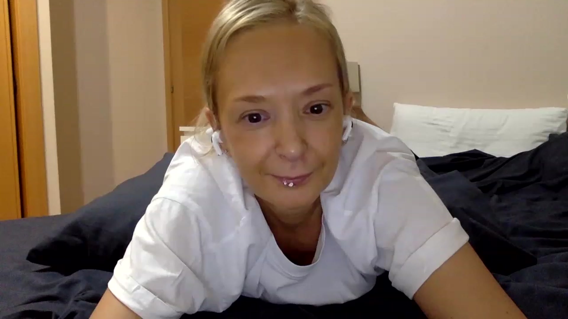 Gallery image thumbnail from Aimee_Angel's myfreecams stream on, 02/01/2023, 20:48 image 17 of 20