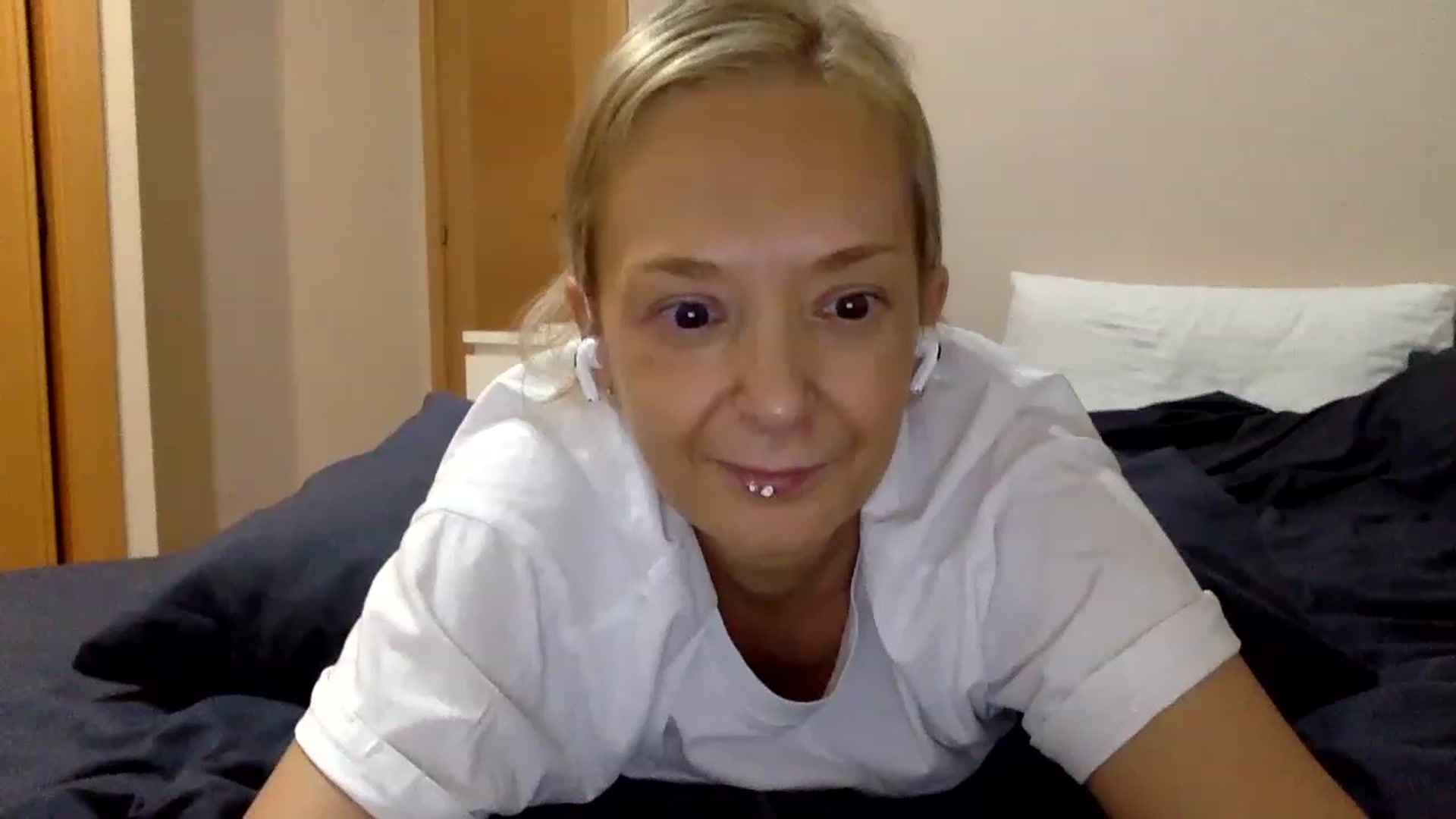 Gallery image thumbnail from Aimee_Angel's myfreecams stream on, 02/01/2023, 20:48 image 16 of 20