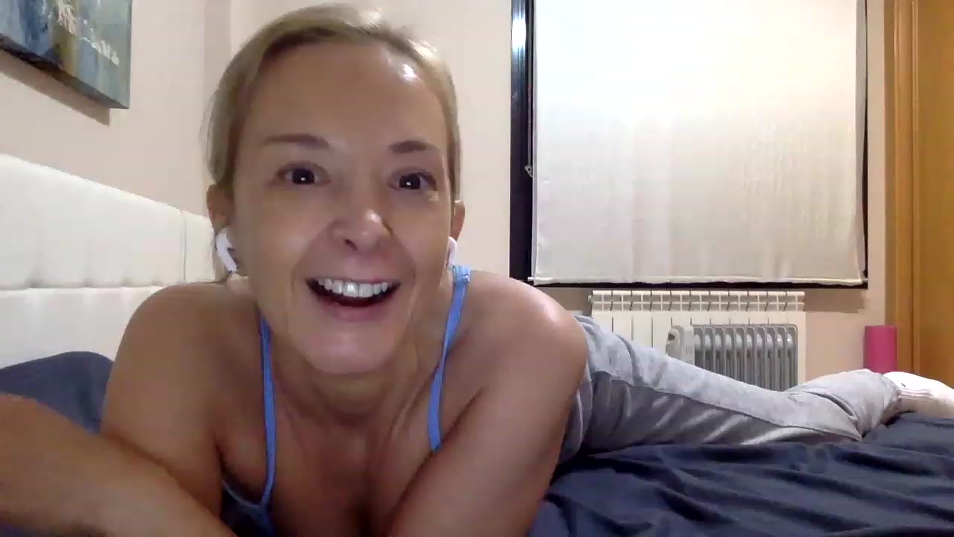 Gallery image thumbnail from Aimee_Angel's myfreecams stream on, 02/06/2023, 19:32 image 18 of 20