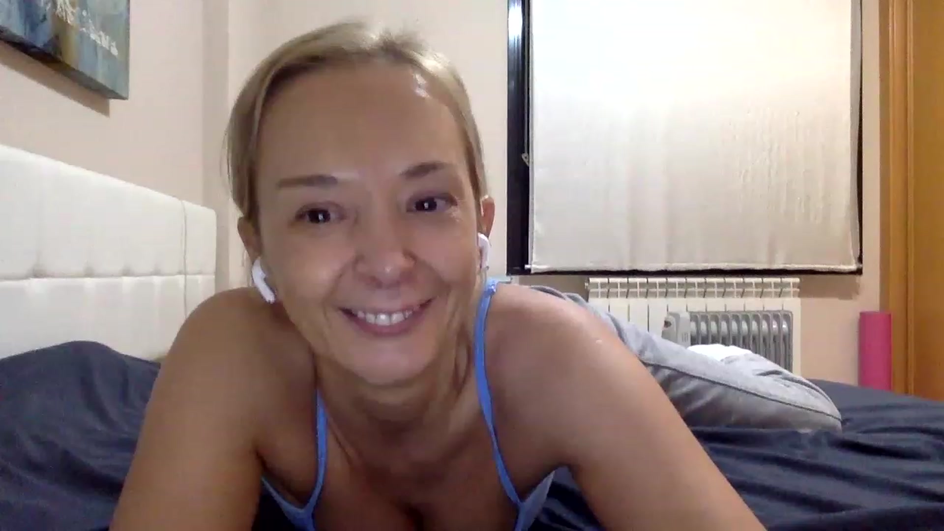 Gallery image thumbnail from Aimee_Angel's myfreecams stream on, 02/06/2023, 19:32 image 19 of 20