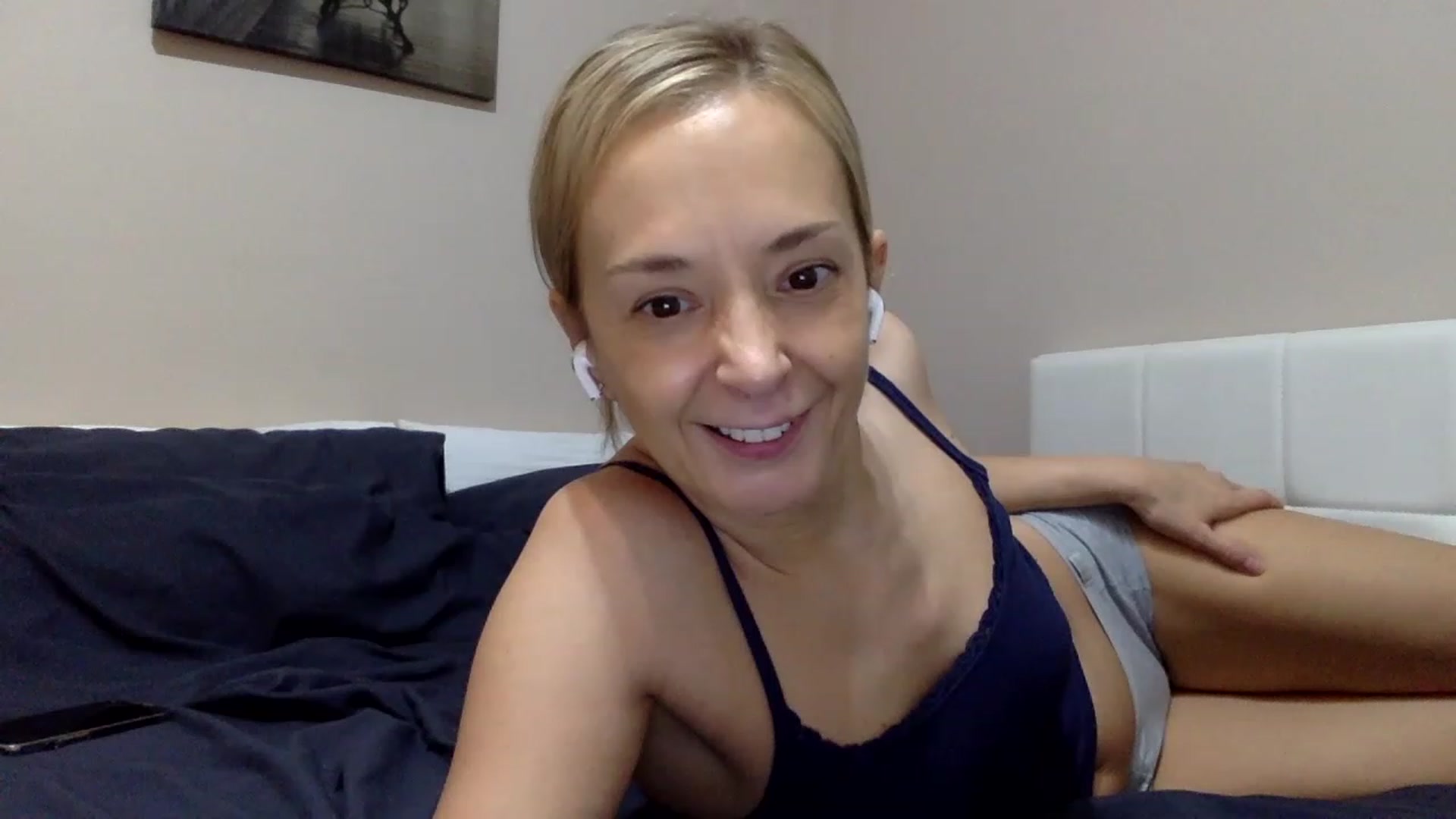 Gallery image thumbnail from Aimee_Angel's myfreecams stream on, 02/27/2023, 20:48 image 7 of 20