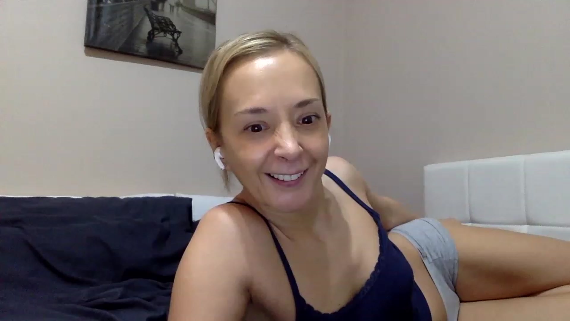 Gallery image thumbnail from Aimee_Angel's myfreecams stream on, 02/27/2023, 20:48 image 14 of 20