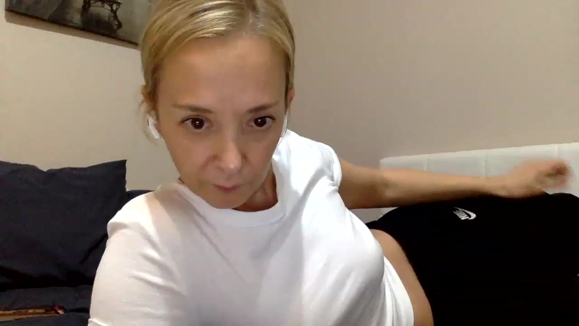 Gallery image thumbnail from Aimee_Angel's myfreecams stream on, 02/28/2023, 22:43 image 18 of 20