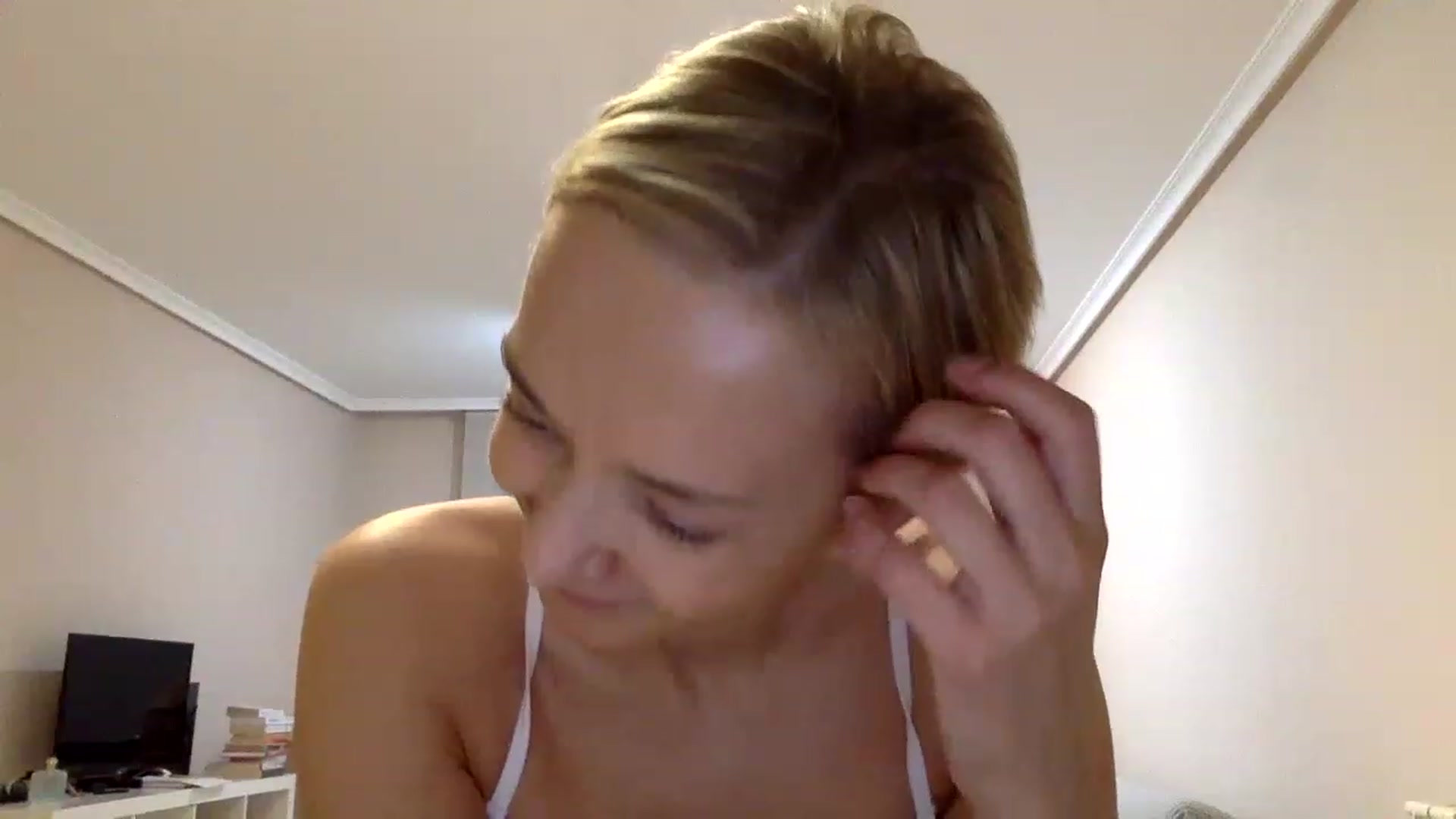 Gallery image thumbnail from Aimee_Angel's myfreecams stream on, 03/01/2023, 19:18 image 6 of 20