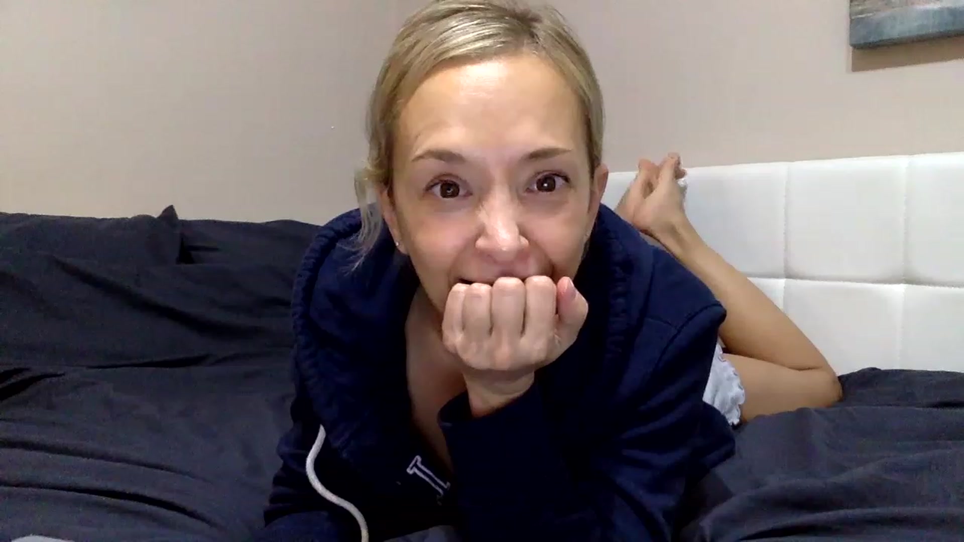 Gallery image thumbnail from Aimee_Angel's myfreecams stream on, 03/09/2023, 20:41 image 17 of 20