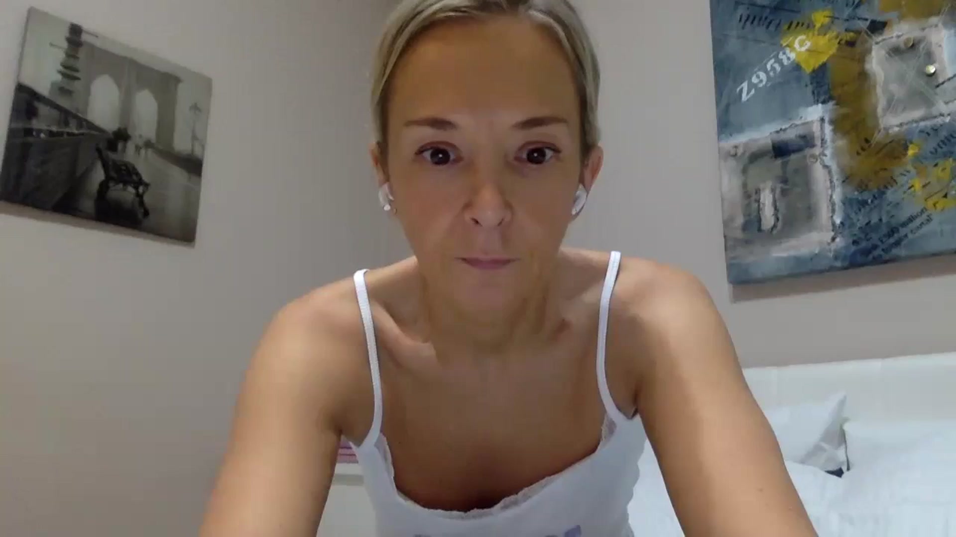 Gallery image thumbnail from Aimee_Angel's myfreecams stream on, 01/04/2024, 21:17 image 12 of 20
