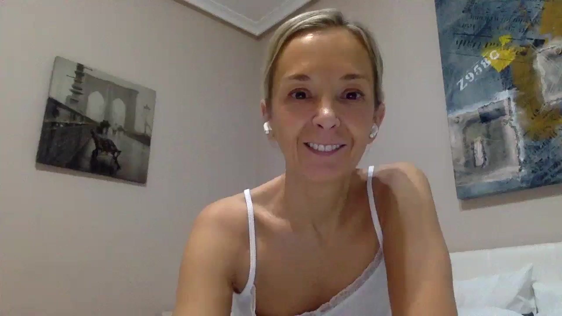 Gallery image thumbnail from Aimee_Angel's myfreecams stream on, 01/04/2024, 21:17 image 16 of 20