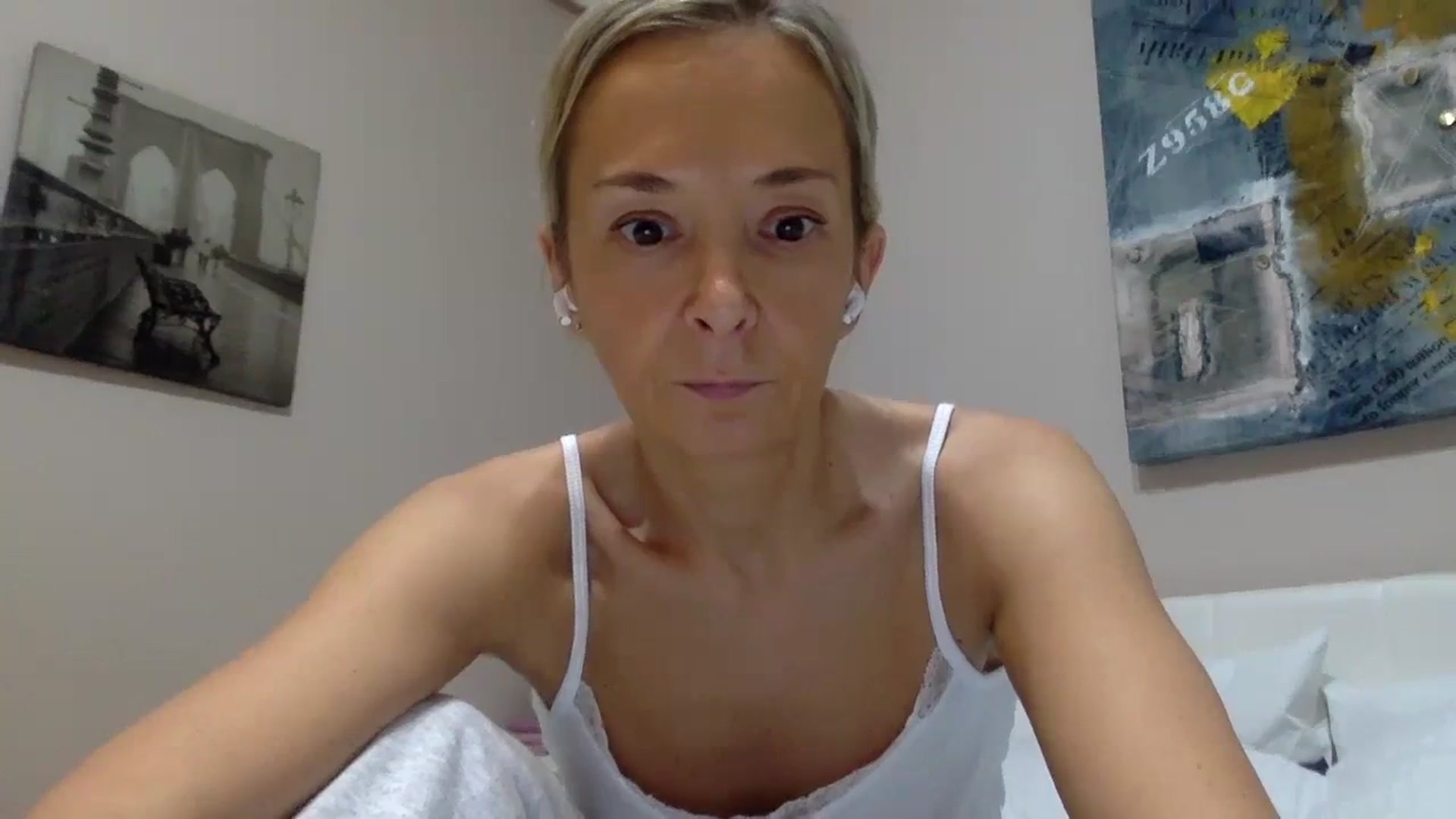 Gallery image thumbnail from Aimee_Angel's myfreecams stream on, 01/04/2024, 21:17 image 15 of 20
