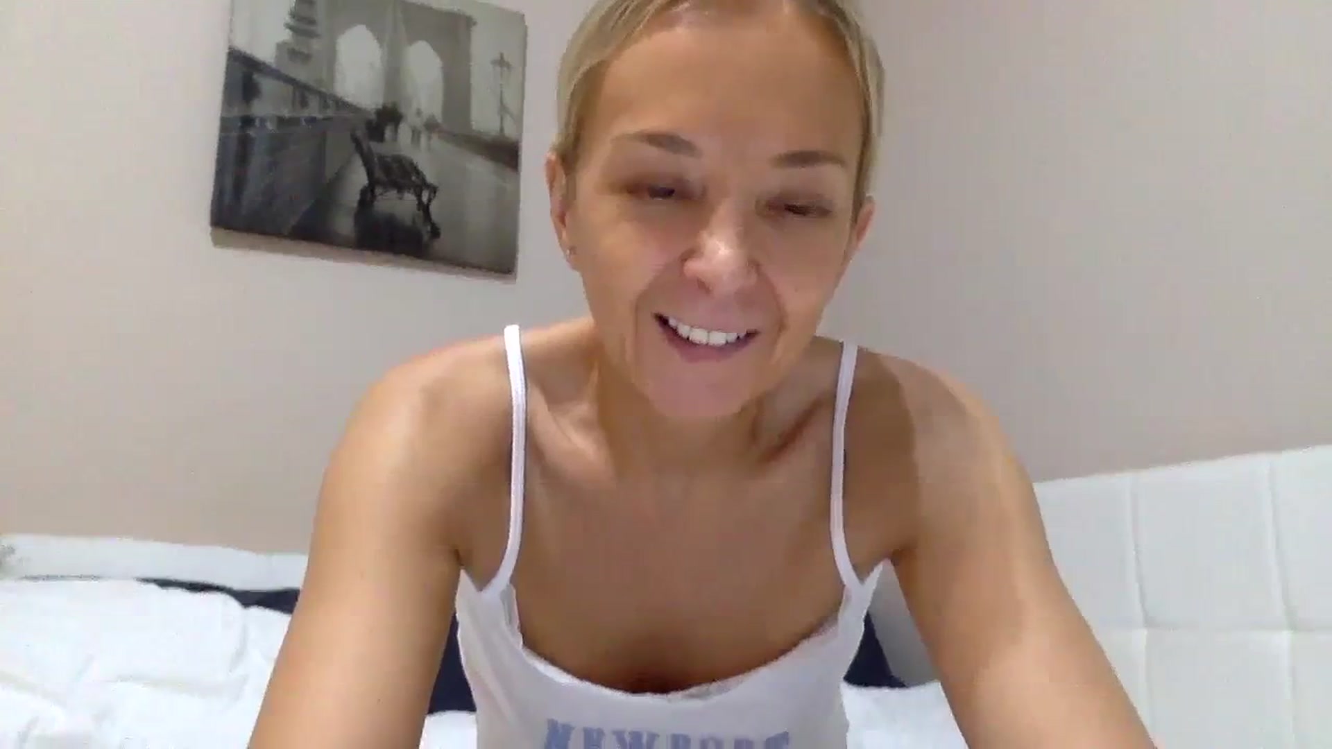 Gallery image thumbnail from Aimee_Angel's myfreecams stream on, 02/03/2024, 20:09 image 18 of 20