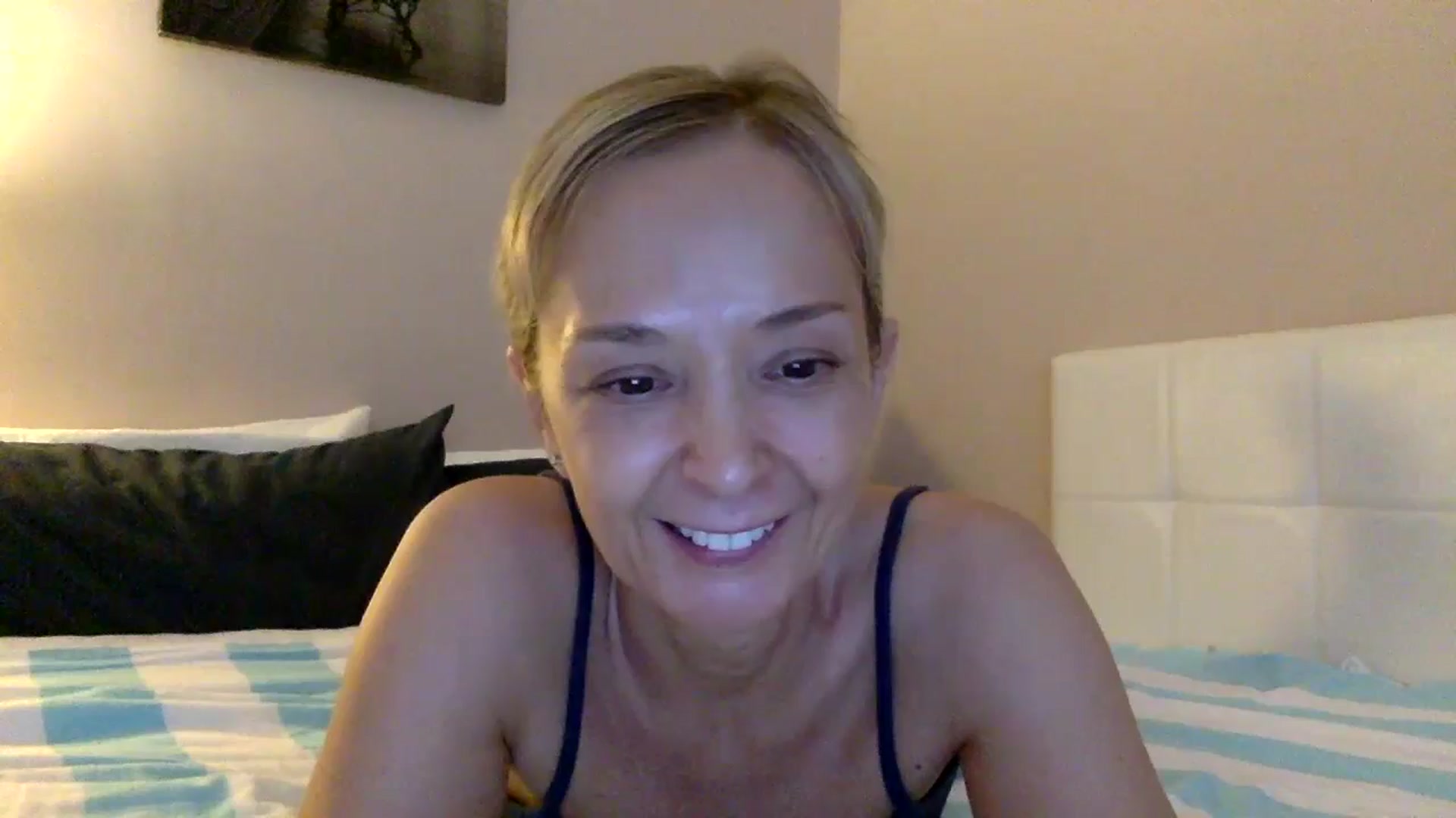 Gallery image thumbnail from Aimee_Angel's myfreecams stream on, 06/04/2024, 19:34 image 19 of 20