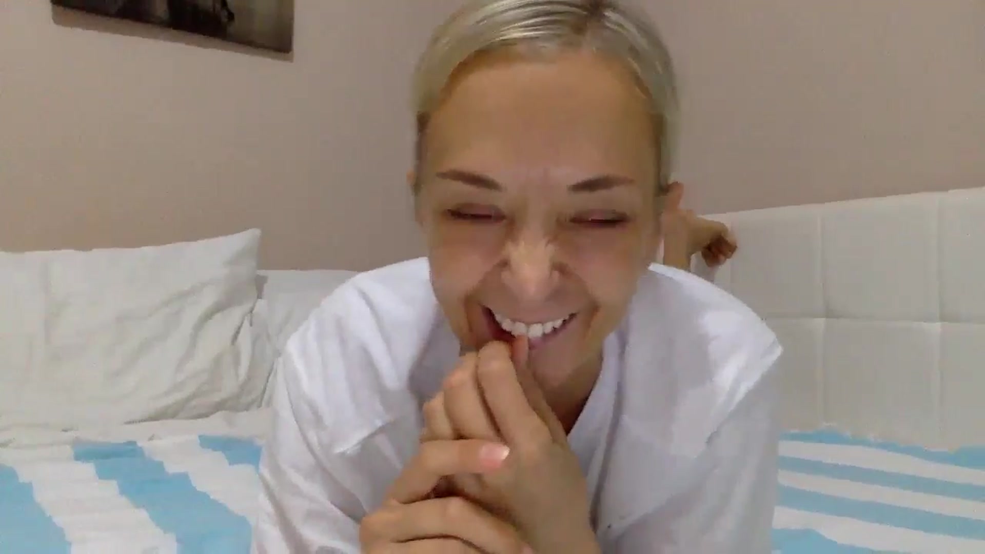 Gallery image thumbnail from Aimee_Angel's myfreecams stream on, 07/16/2024, 21:38 image 15 of 20