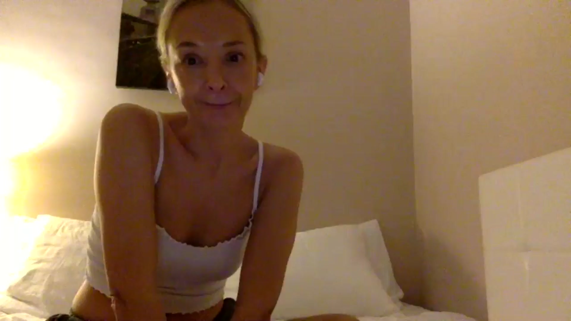Gallery image thumbnail from Aimee_Angel's myfreecams stream on, 08/20/2024, 22:29 image 1 of 20