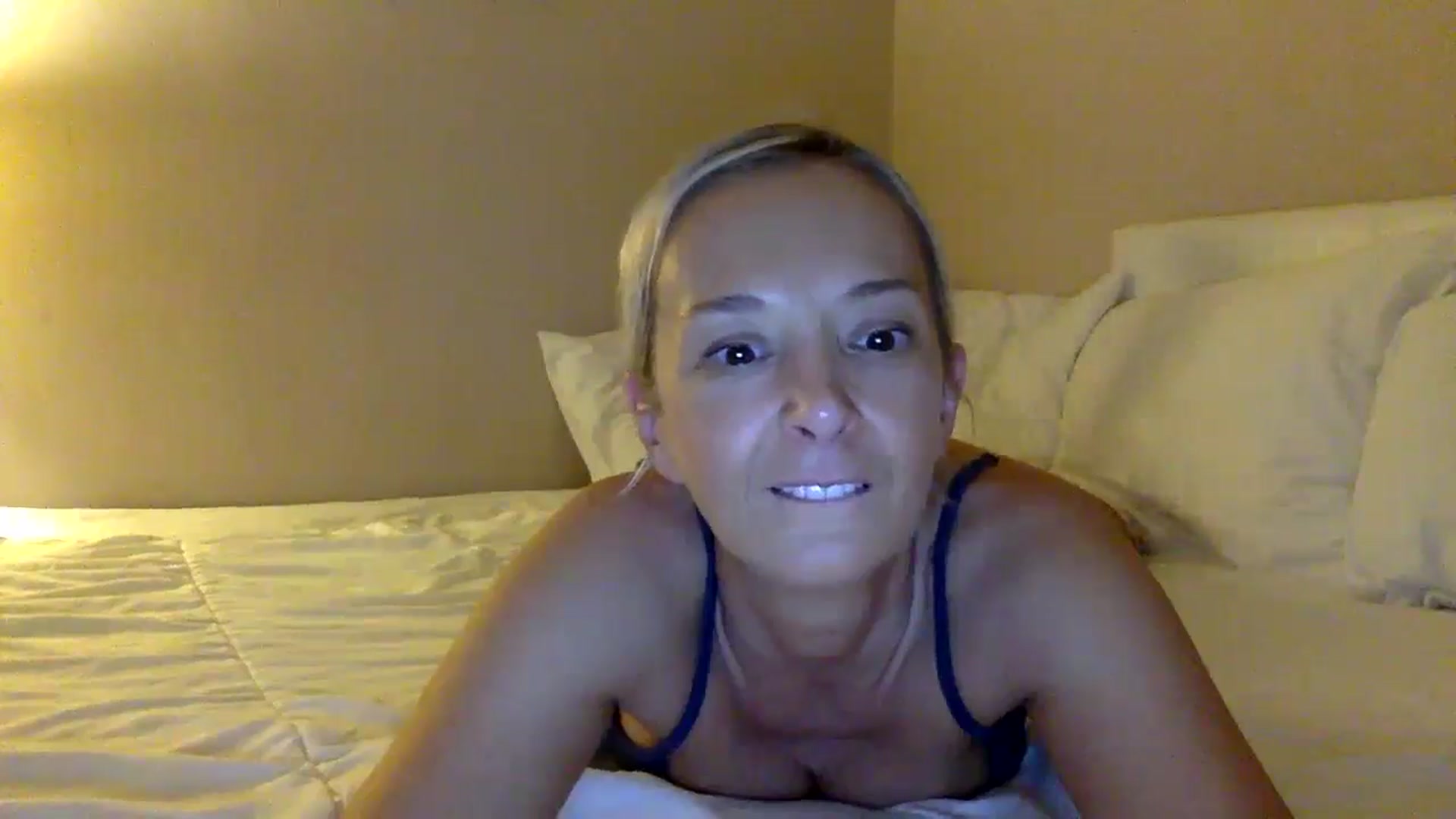 Gallery image thumbnail from Aimee_Angel's myfreecams stream on, 08/27/2024, 21:41 image 18 of 20
