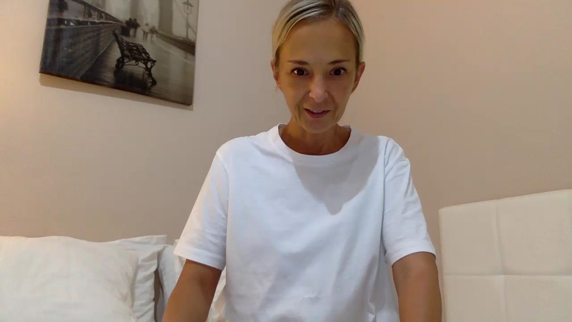 Gallery image thumbnail from Aimee_Angel's myfreecams stream on, 09/18/2024, 19:39 image 7 of 20