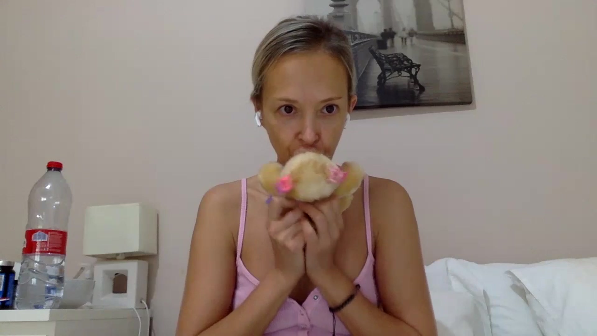 Gallery image thumbnail from Aimee_Angel's myfreecams stream on, 10/13/2024, 14:31 image 5 of 20