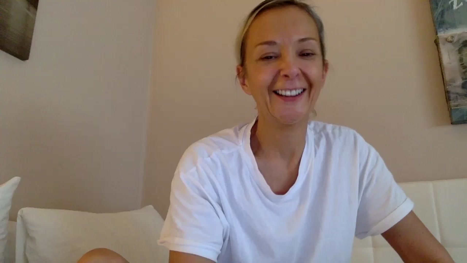 Gallery image thumbnail from Aimee_Angel's myfreecams stream on, 10/21/2024, 15:15 image 18 of 20