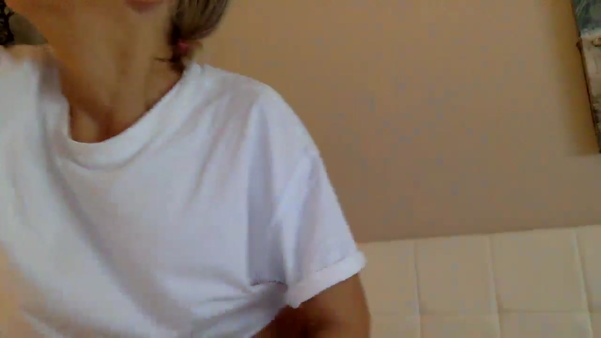 Gallery image thumbnail from Aimee_Angel's myfreecams stream on, 10/21/2024, 15:15 image 9 of 20
